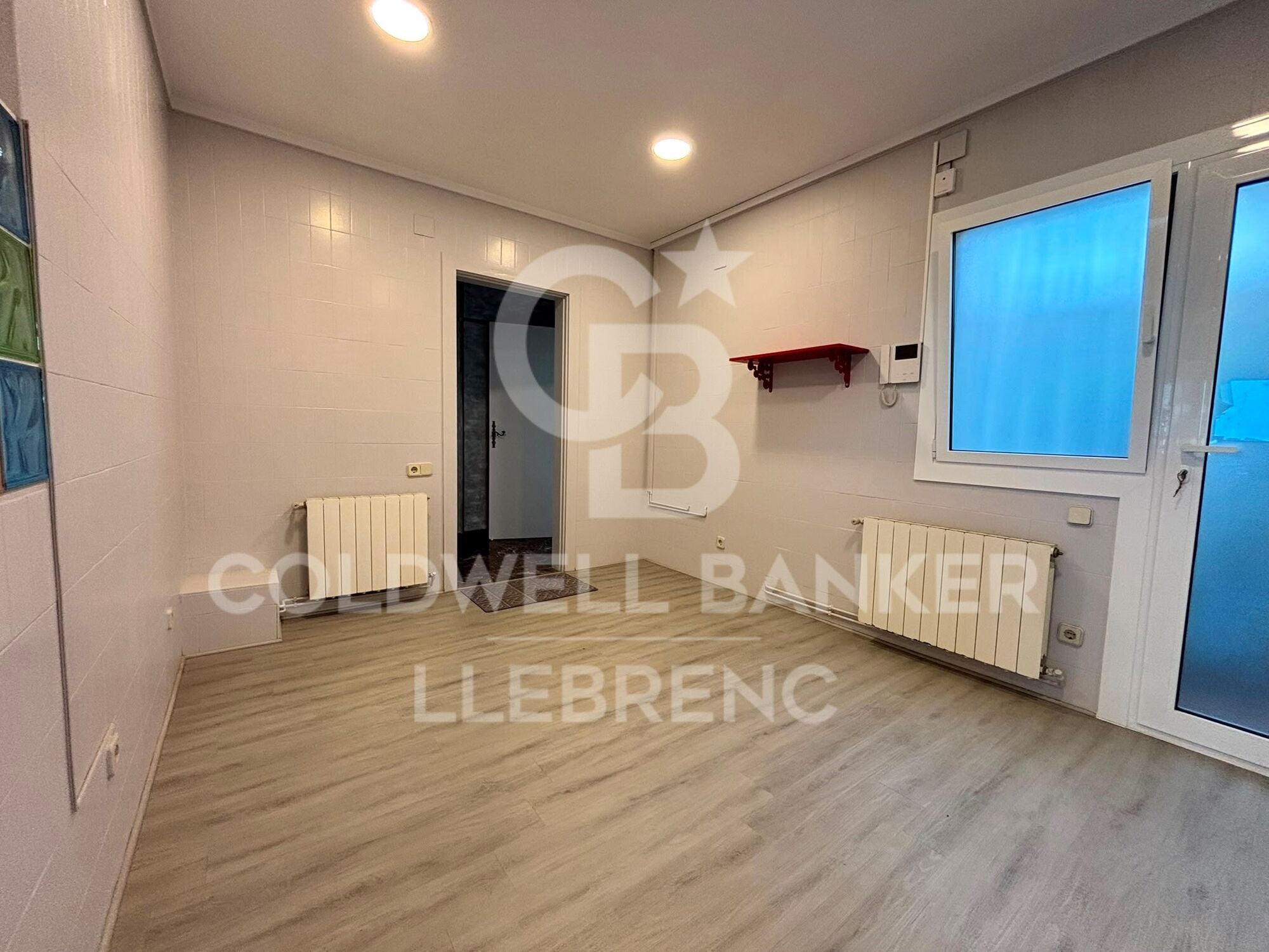 Appartement à louer avec une grande terrasse et une vue sur la montagne et la mer.
