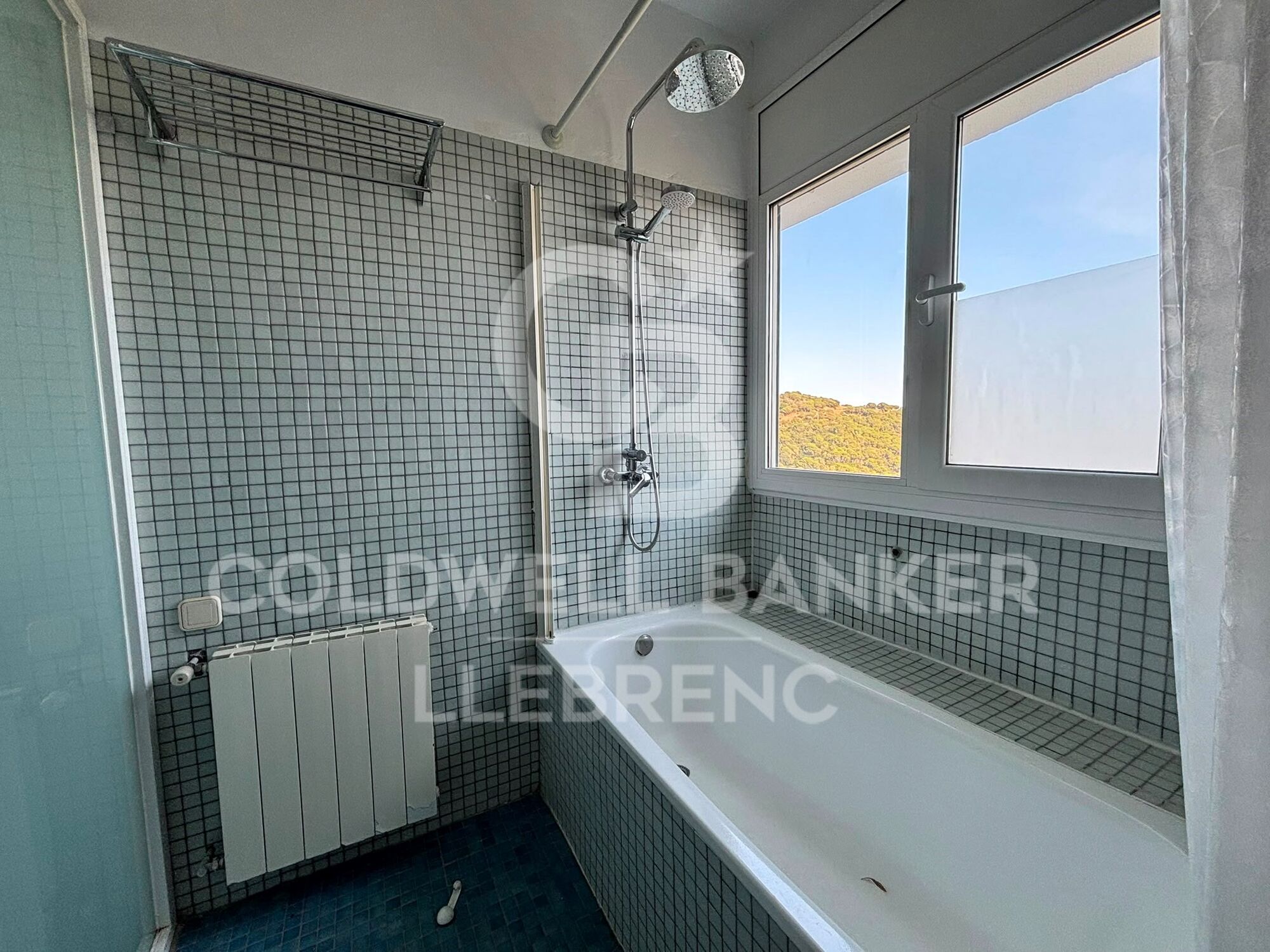 Appartement à louer avec une grande terrasse et une vue sur la montagne et la mer.
