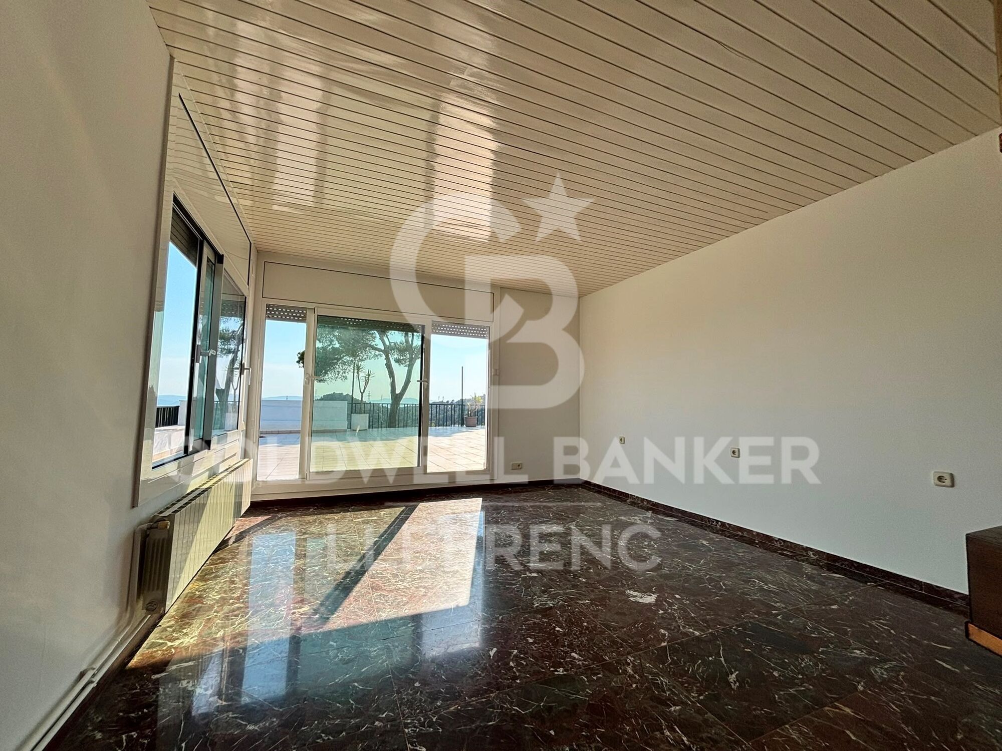 Appartement à louer avec une grande terrasse et une vue sur la montagne et la mer.
