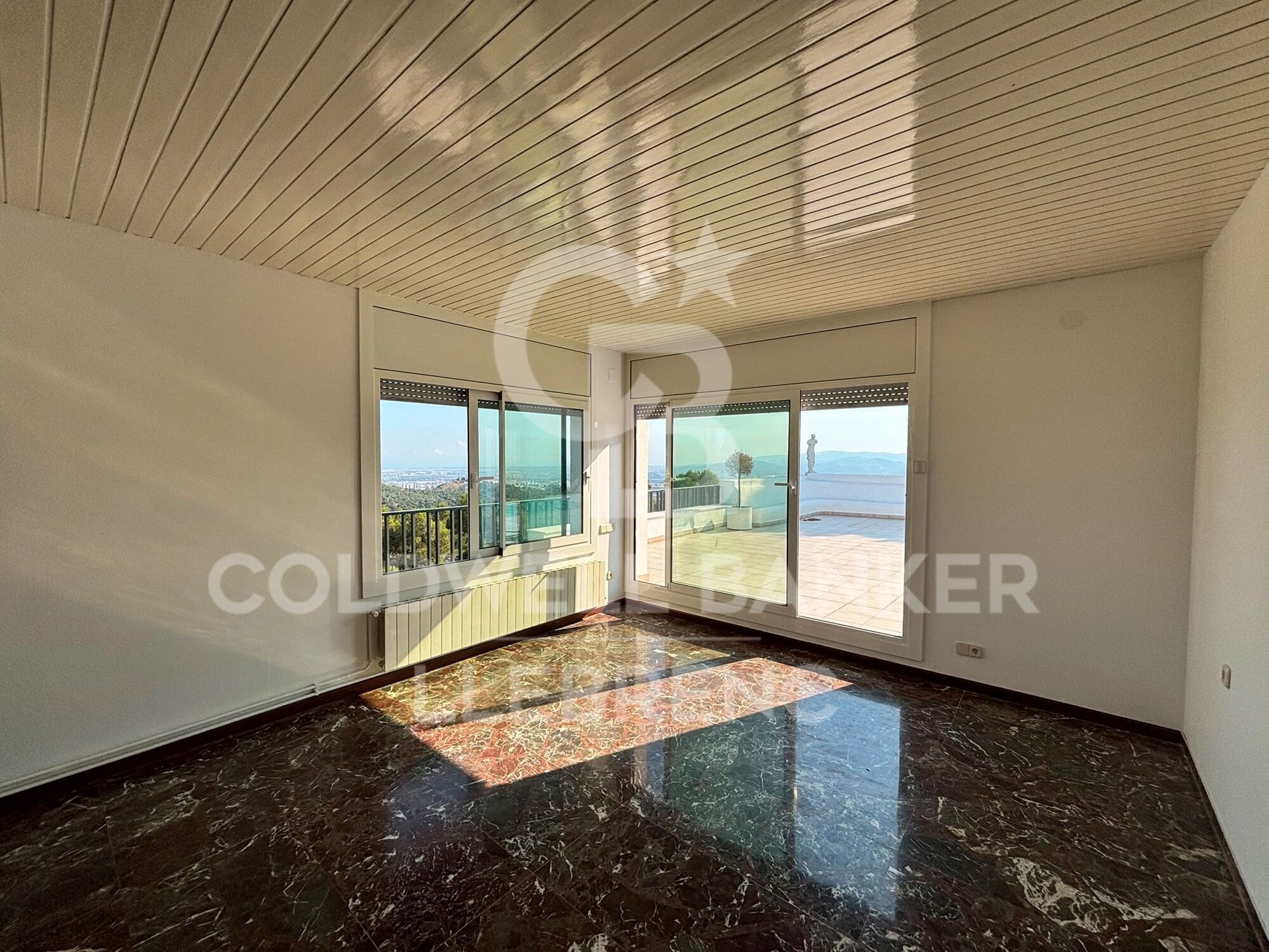 Appartement à louer avec une grande terrasse et une vue sur la montagne et la mer.