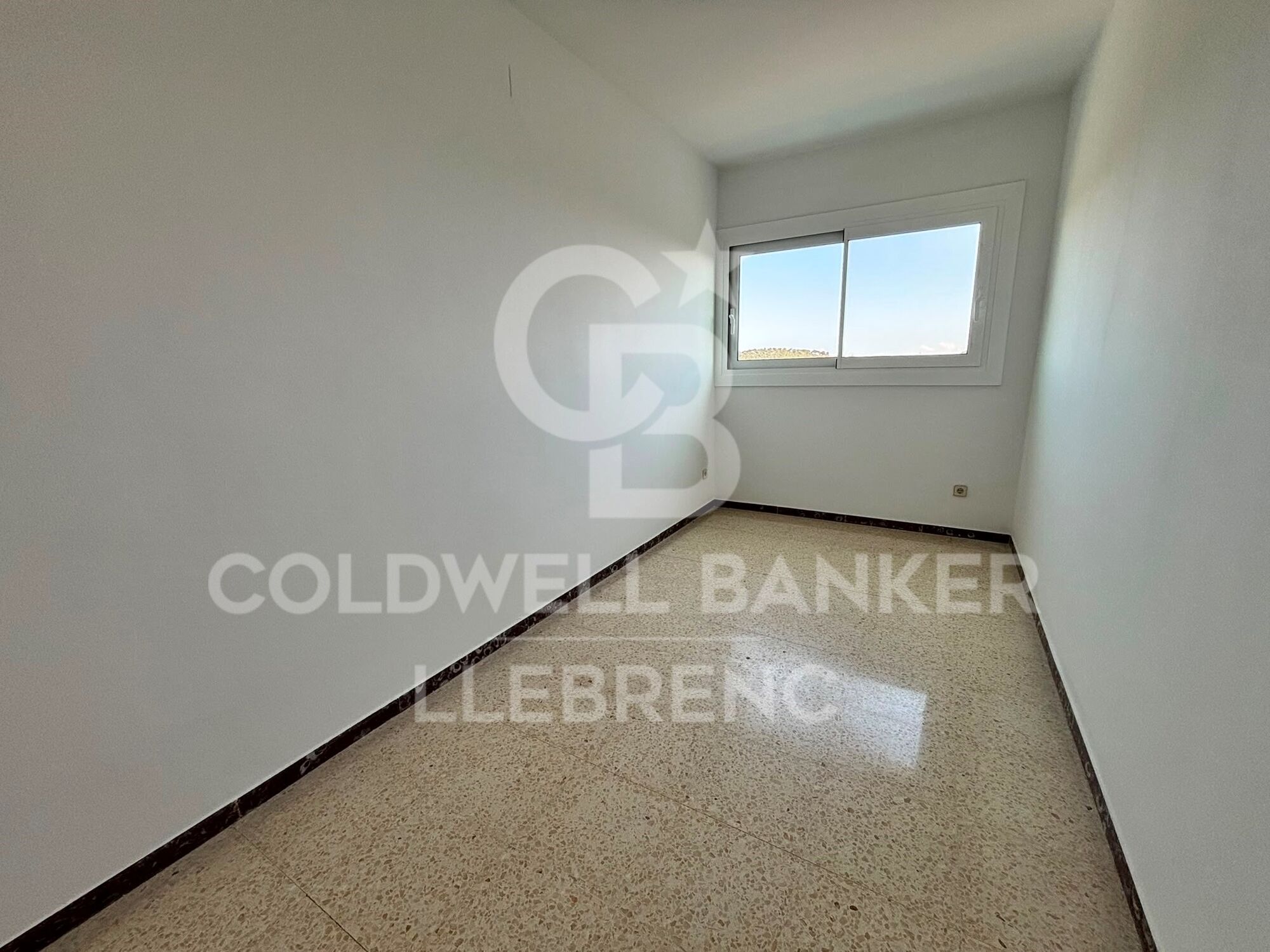 Appartement à louer avec une grande terrasse et une vue sur la montagne et la mer.