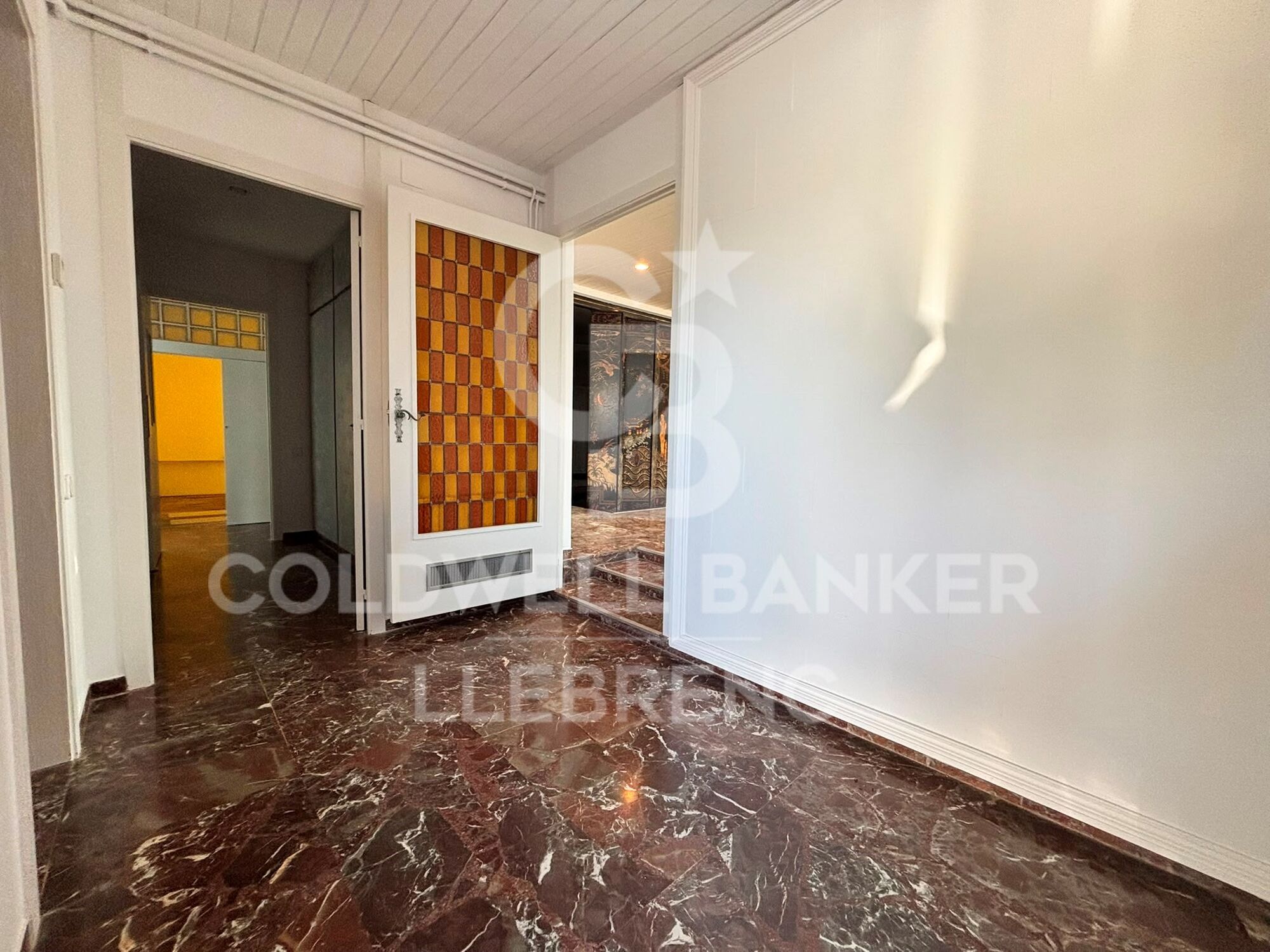 Appartement à louer avec une grande terrasse et une vue sur la montagne et la mer.