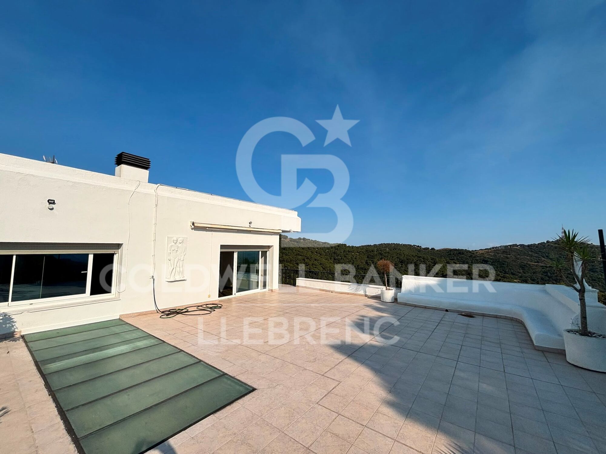 Appartement à louer avec une grande terrasse et une vue sur la montagne et la mer.