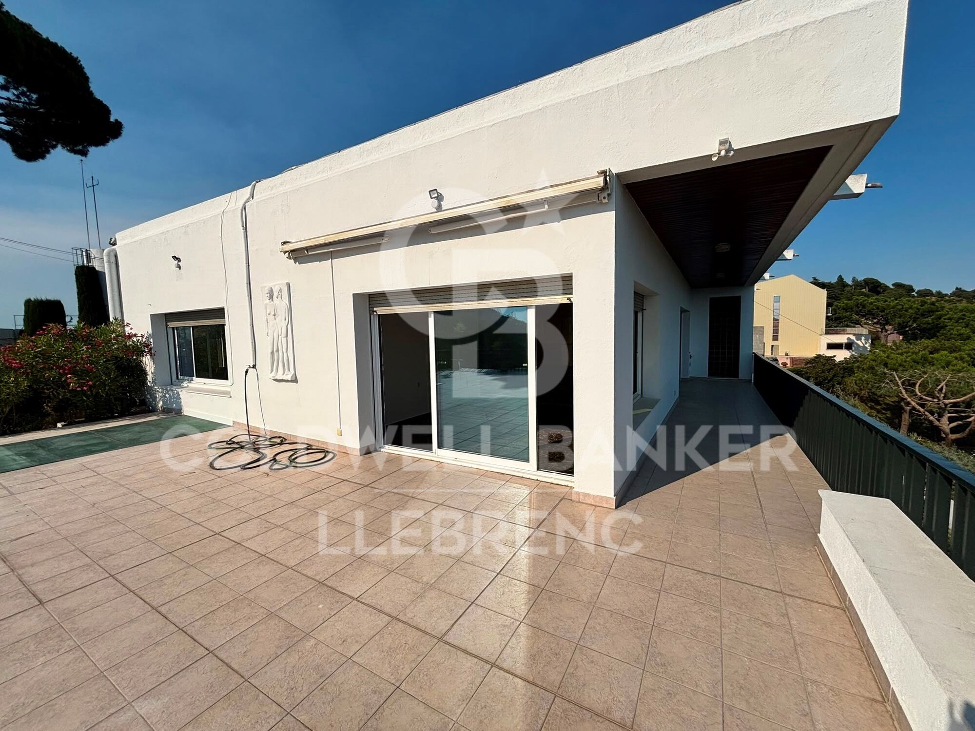 Appartement à louer avec une grande terrasse et une vue sur la montagne et la mer.
