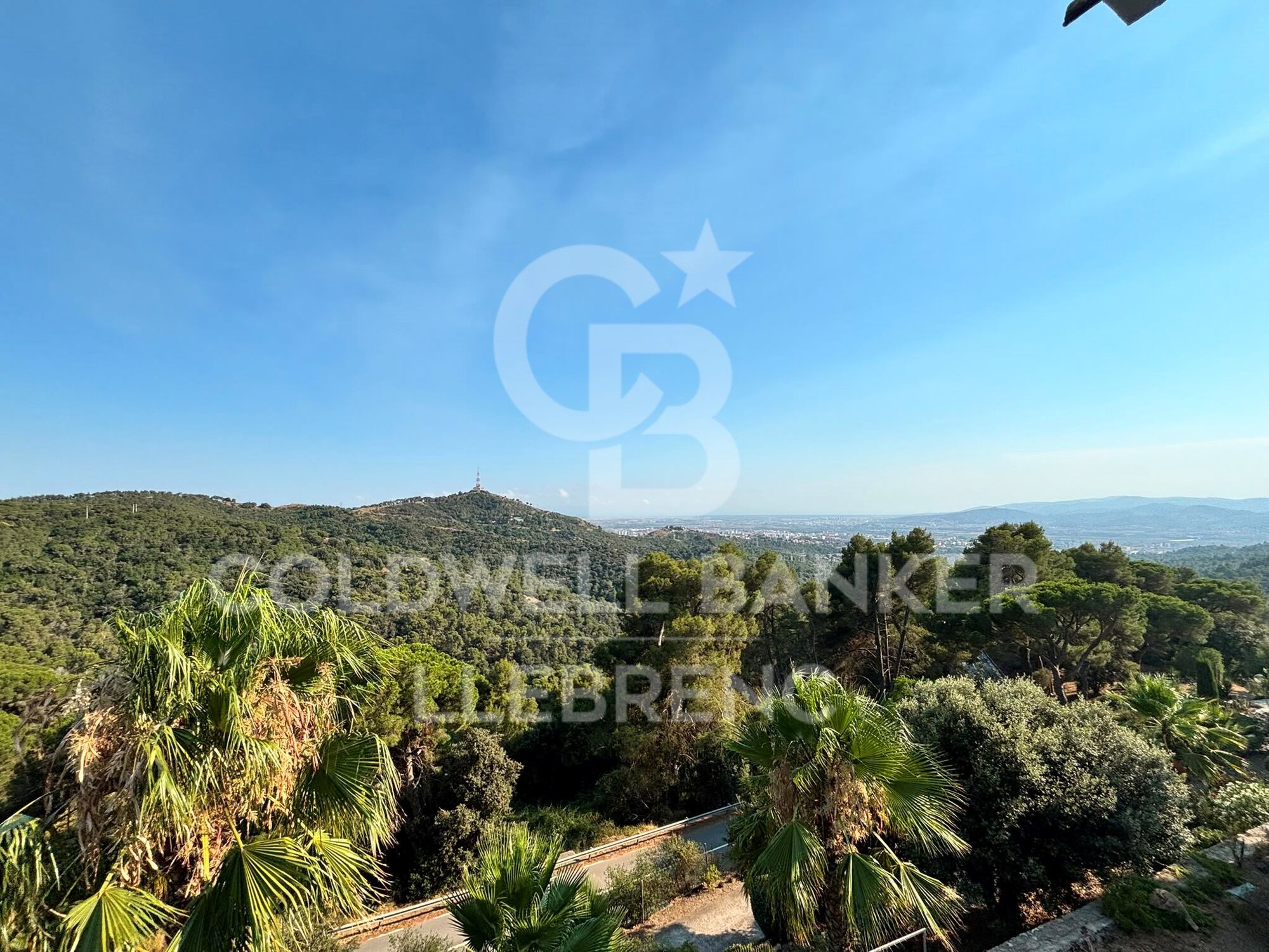 Appartement à louer avec une grande terrasse et une vue sur la montagne et la mer.