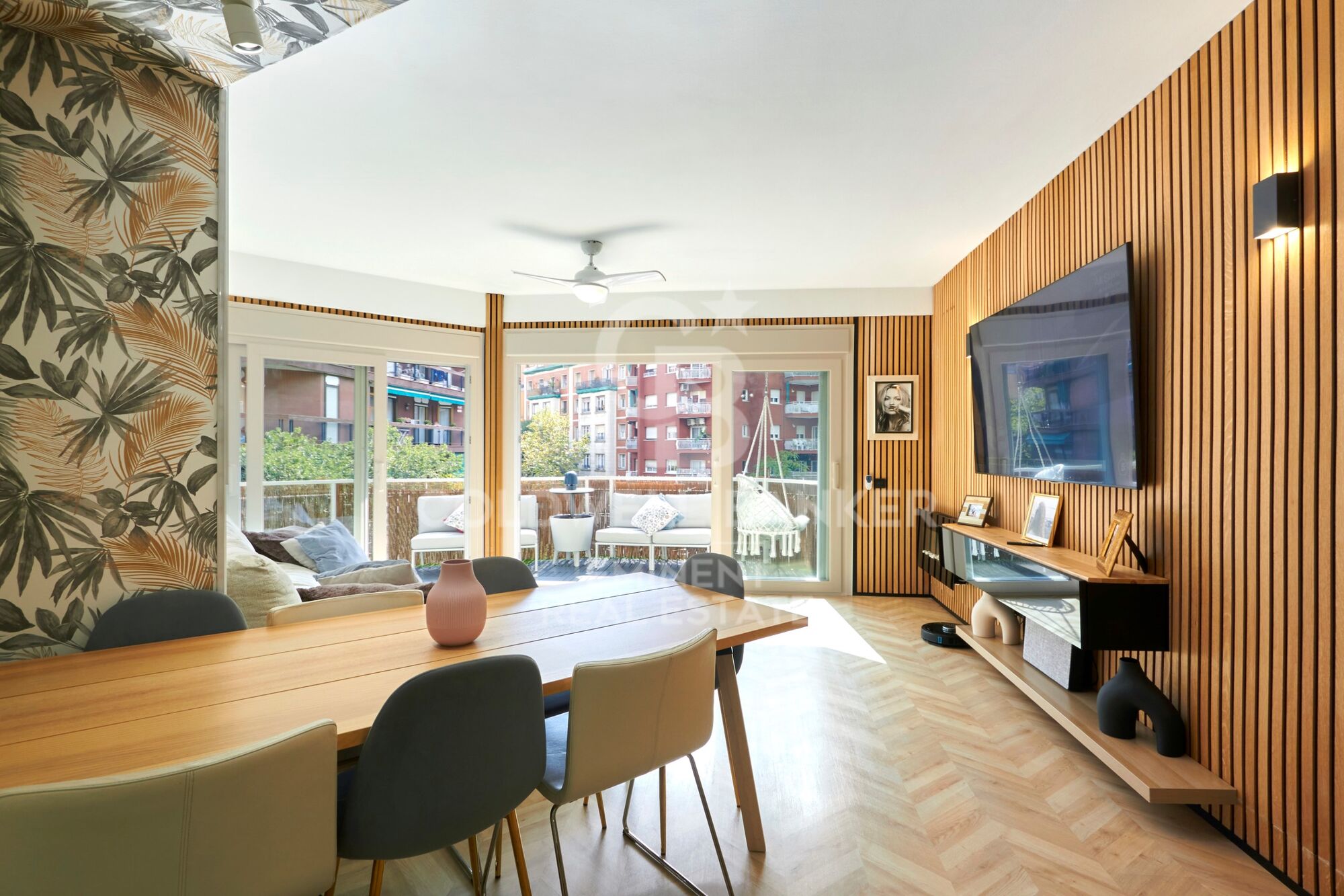 Contemporary luxury next to the Sagrada Familia: design, light, and private terrace.