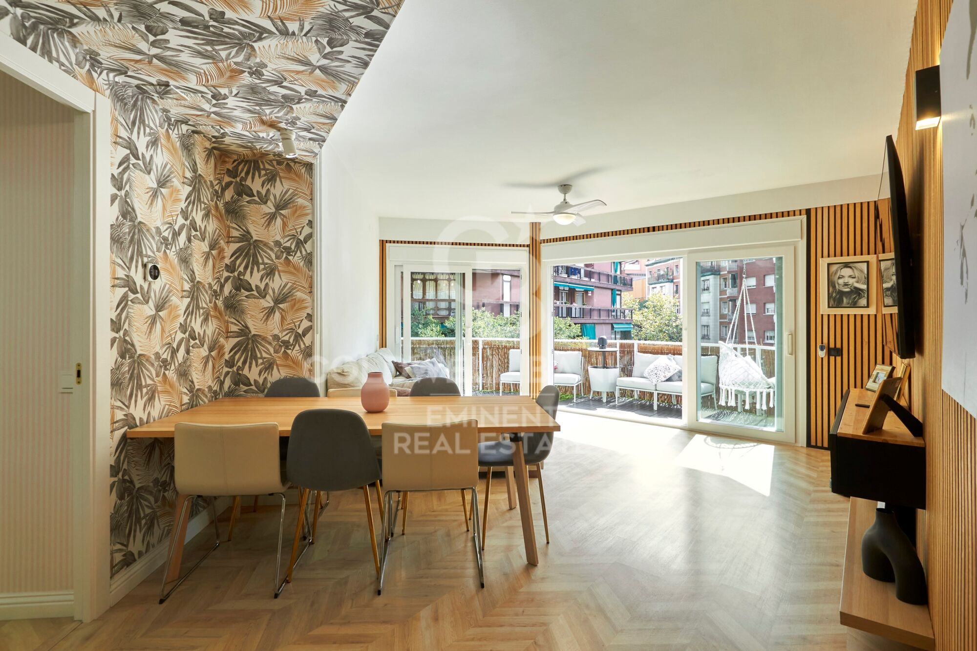 Contemporary luxury next to the Sagrada Familia: design, light, and private terrace.