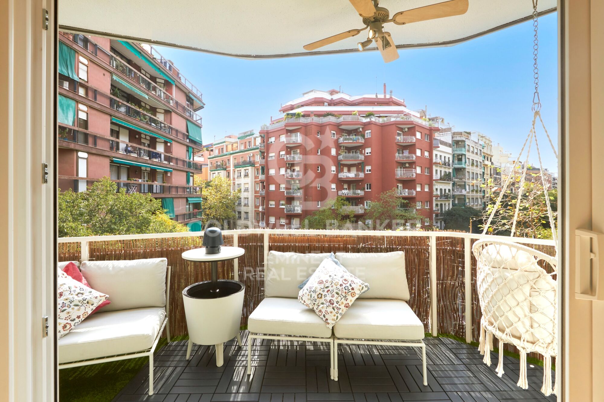 Contemporary luxury next to the Sagrada Familia: design, light, and private terrace.