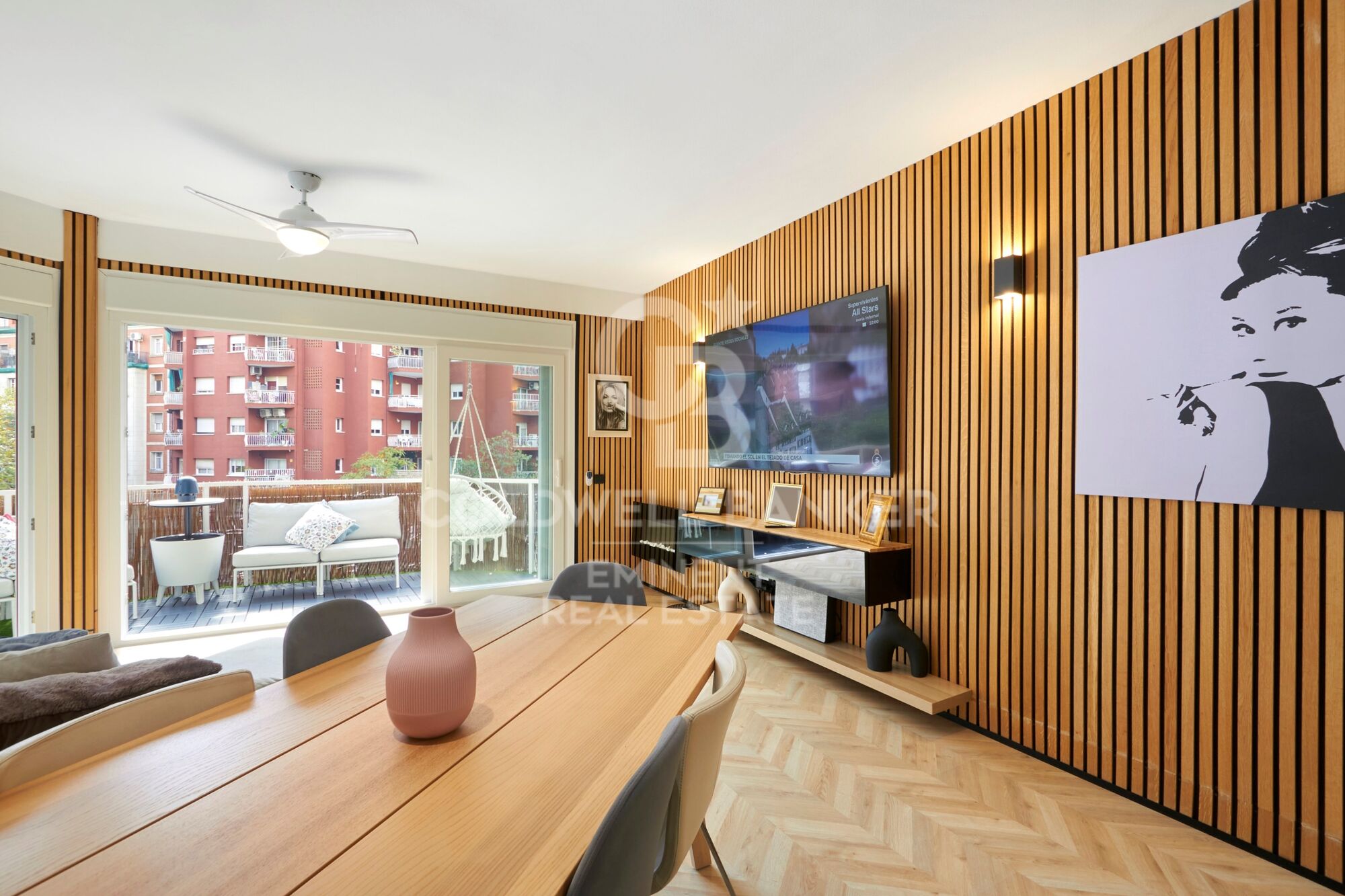 Contemporary luxury next to the Sagrada Familia: design, light, and private terrace.
