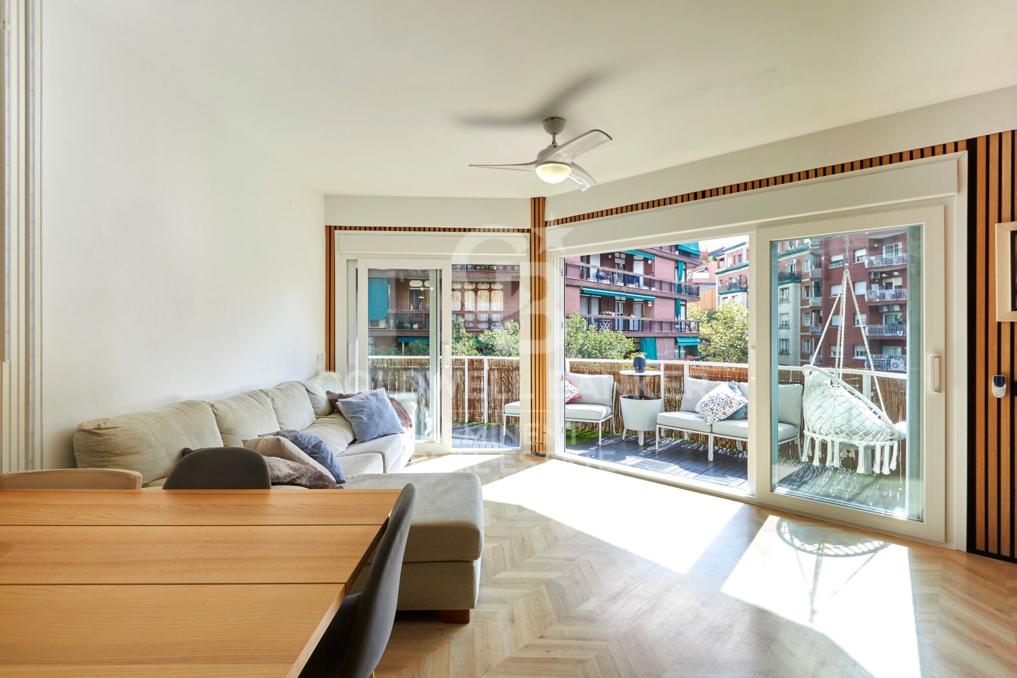 Contemporary luxury next to the Sagrada Familia: design, light, and private terrace.