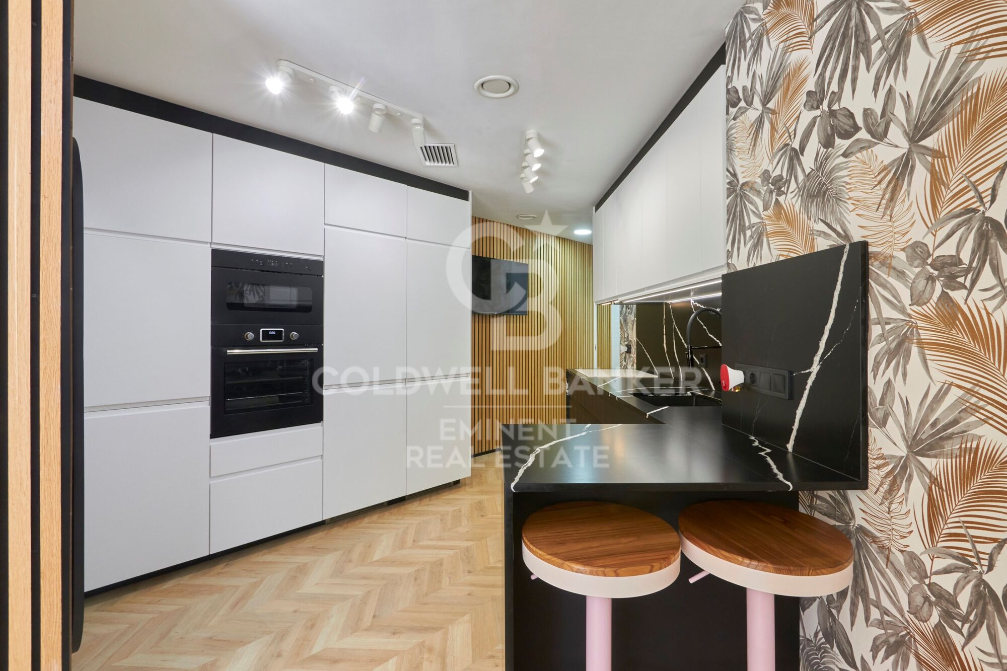 Contemporary luxury next to the Sagrada Familia: design, light, and private terrace.