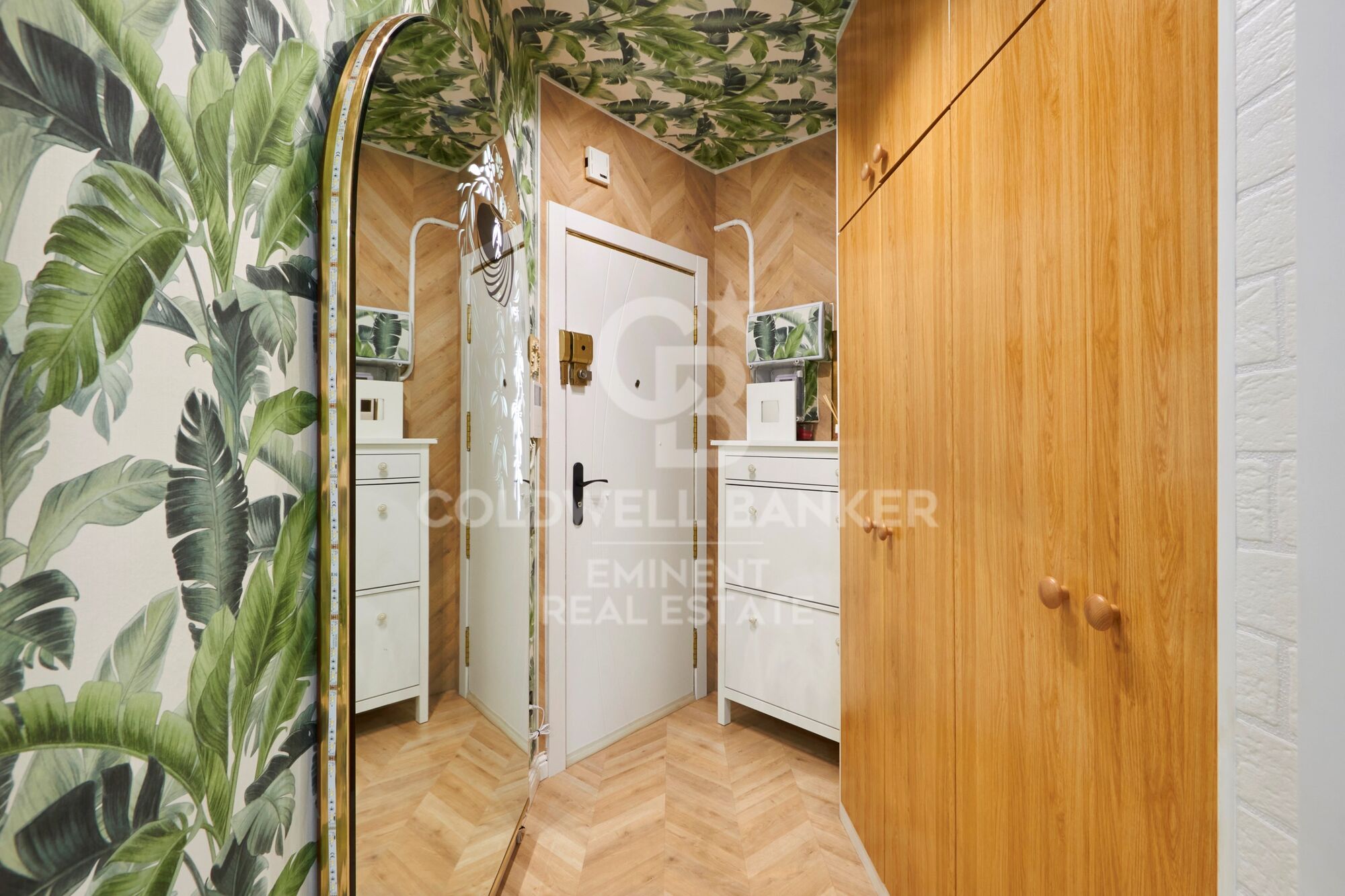 Contemporary luxury next to the Sagrada Familia: design, light, and private terrace.