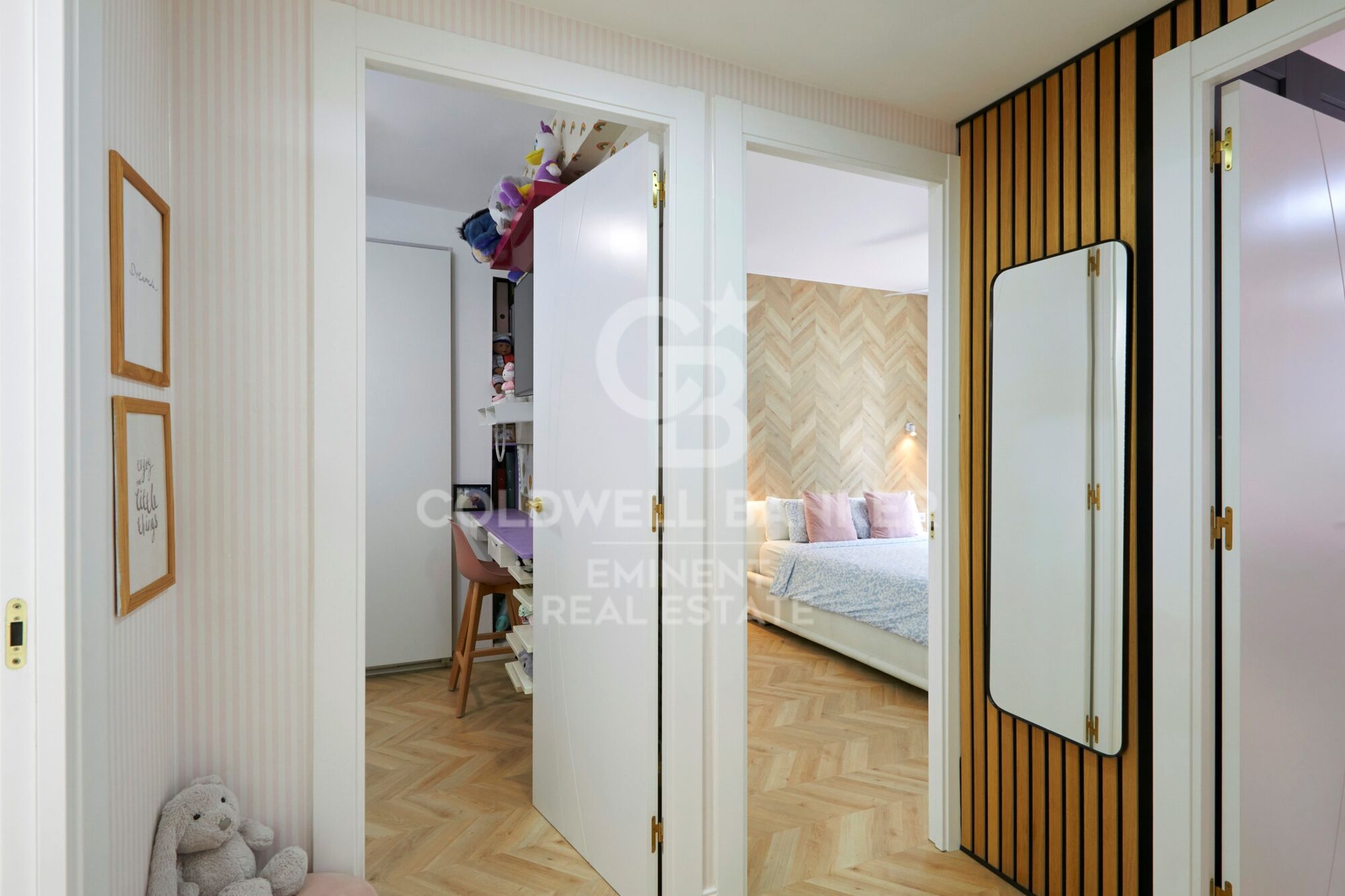 Contemporary luxury next to the Sagrada Familia: design, light, and private terrace.