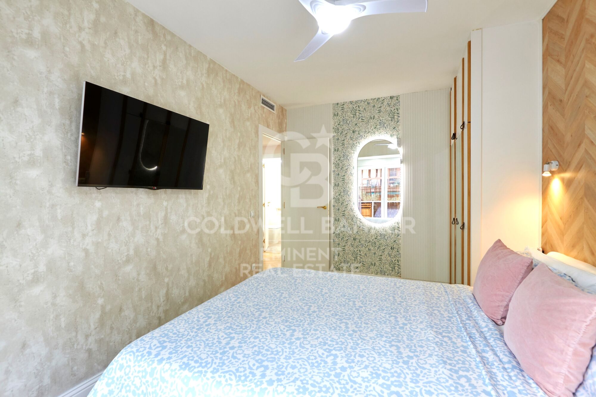 Contemporary luxury next to the Sagrada Familia: design, light, and private terrace.