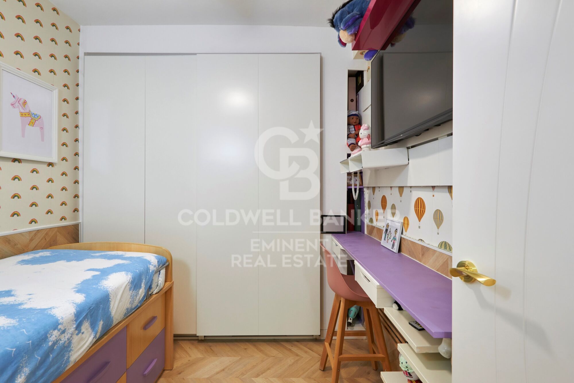 Contemporary luxury next to the Sagrada Familia: design, light, and private terrace.
