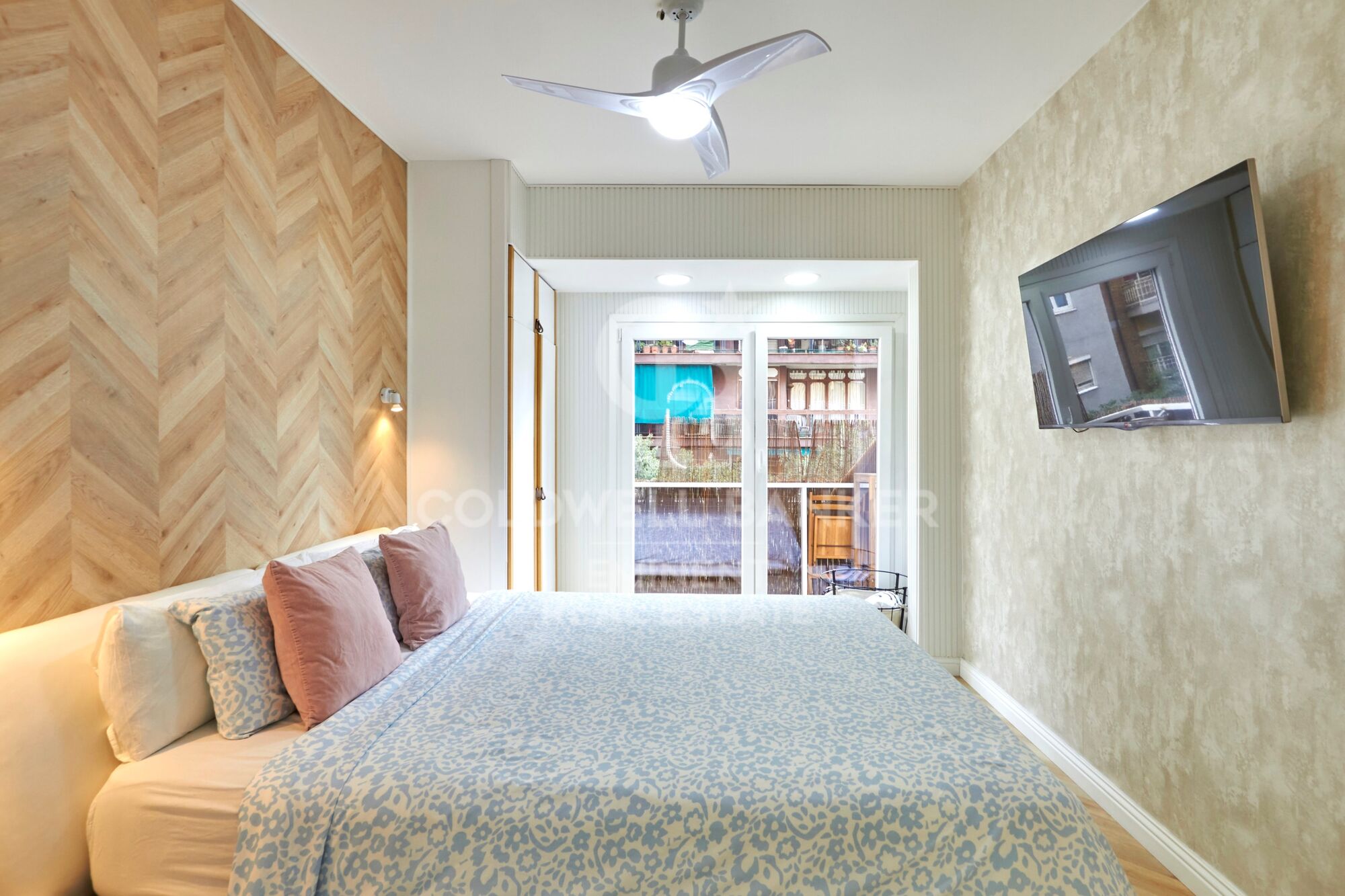 Contemporary luxury next to the Sagrada Familia: design, light, and private terrace.