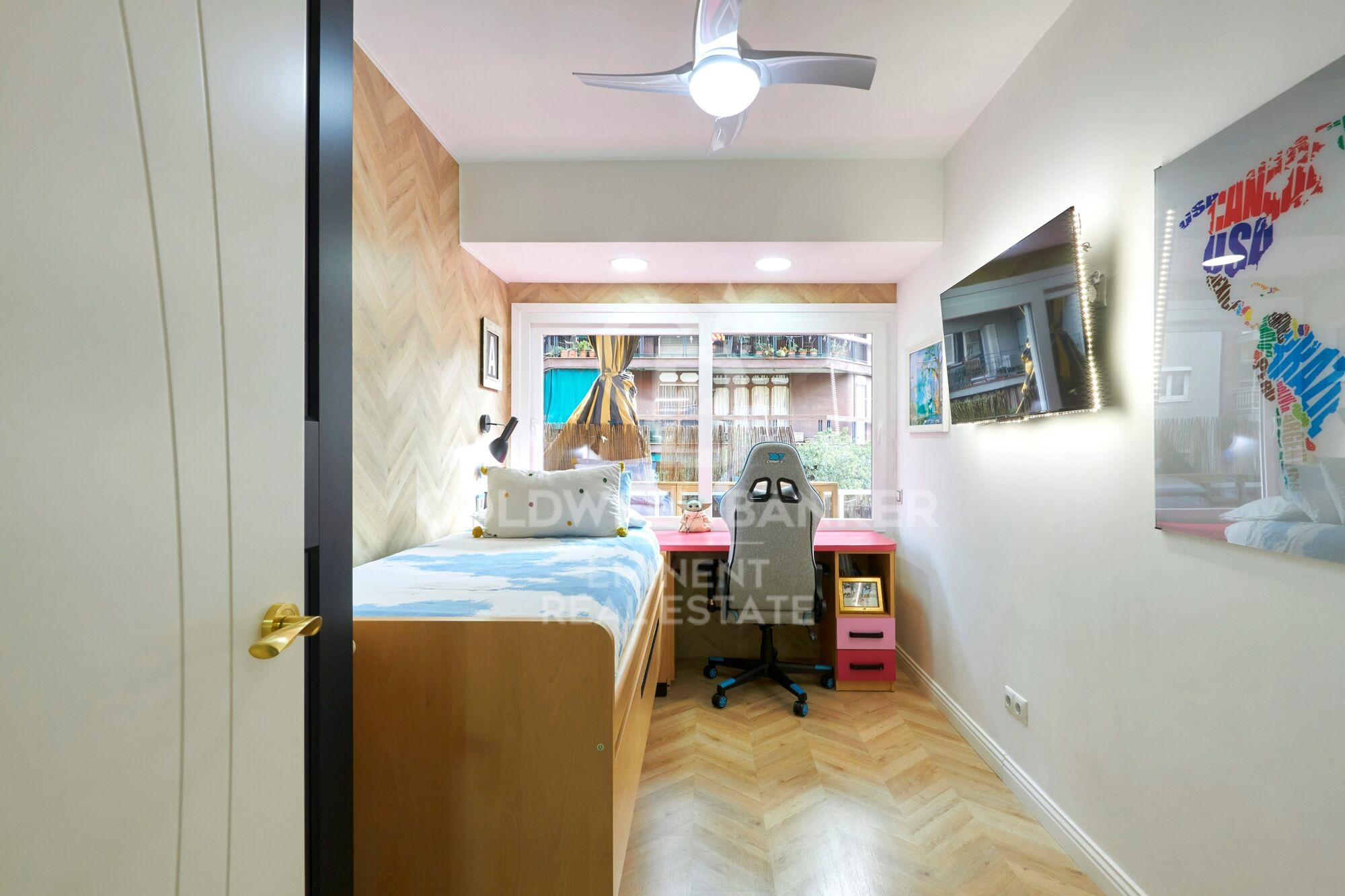 Contemporary luxury next to the Sagrada Familia: design, light, and private terrace.