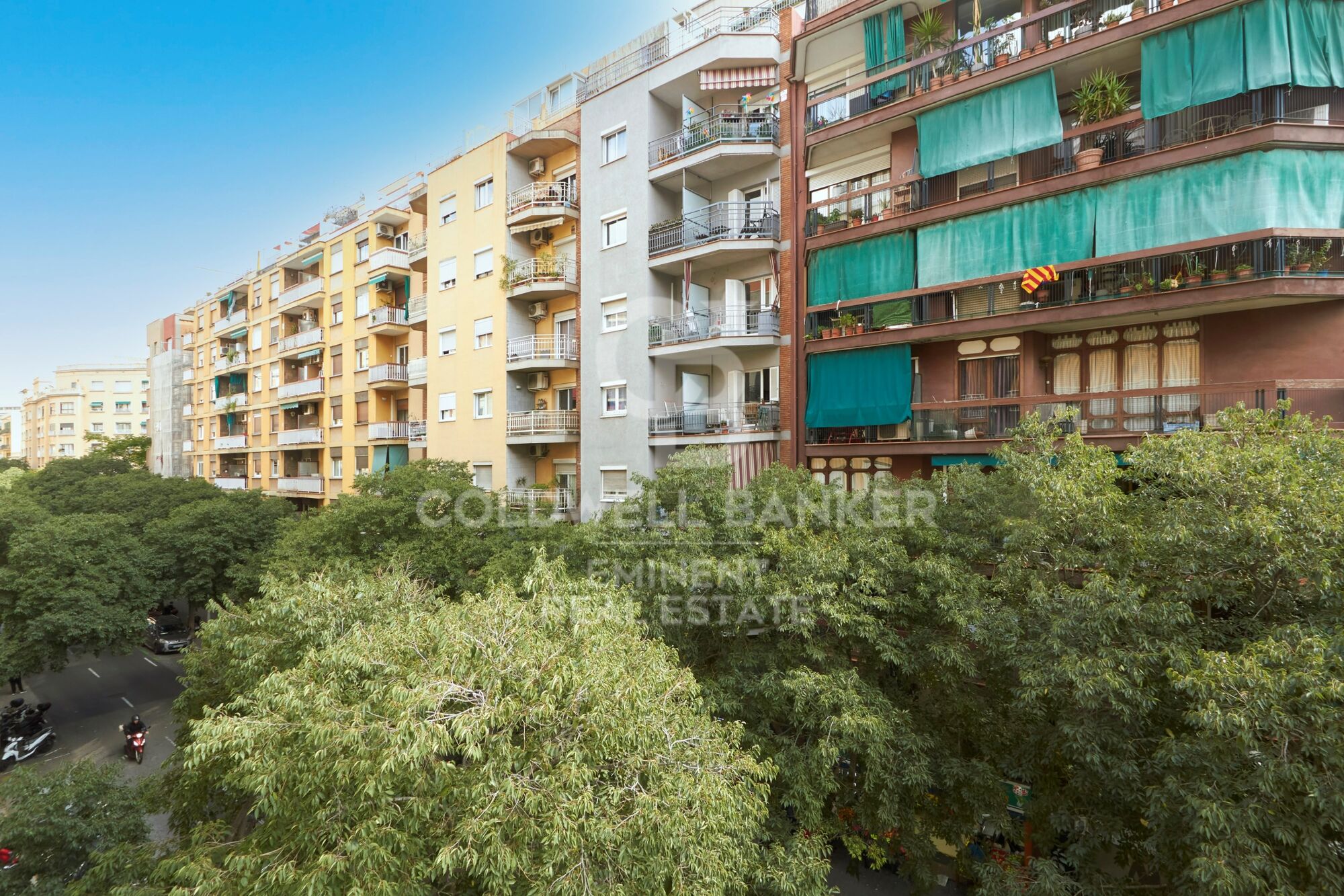 Contemporary luxury next to the Sagrada Familia: design, light, and private terrace.