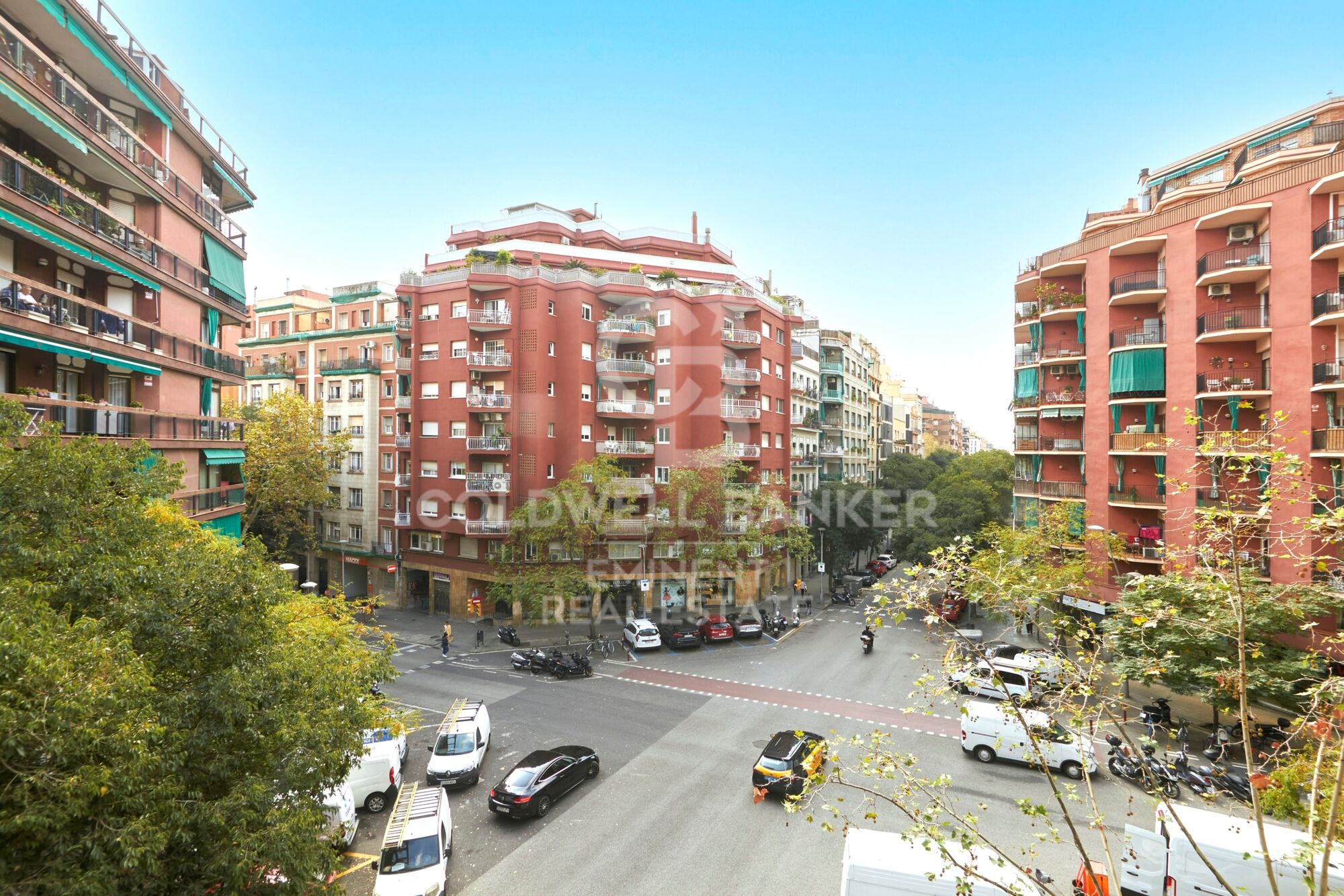 Contemporary luxury next to the Sagrada Familia: design, light, and private terrace.