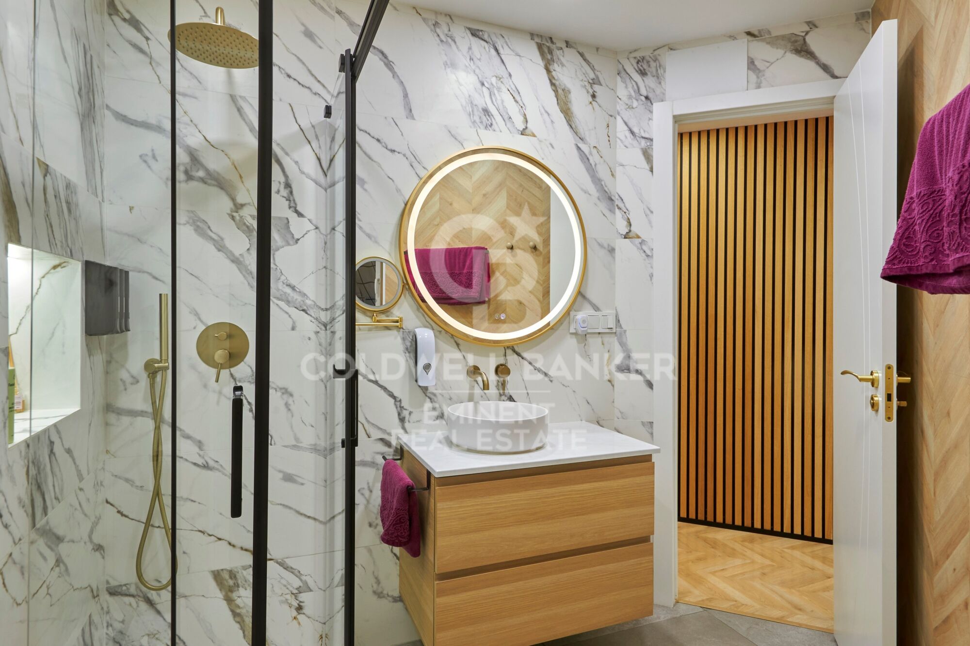 Contemporary luxury next to the Sagrada Familia: design, light, and private terrace.