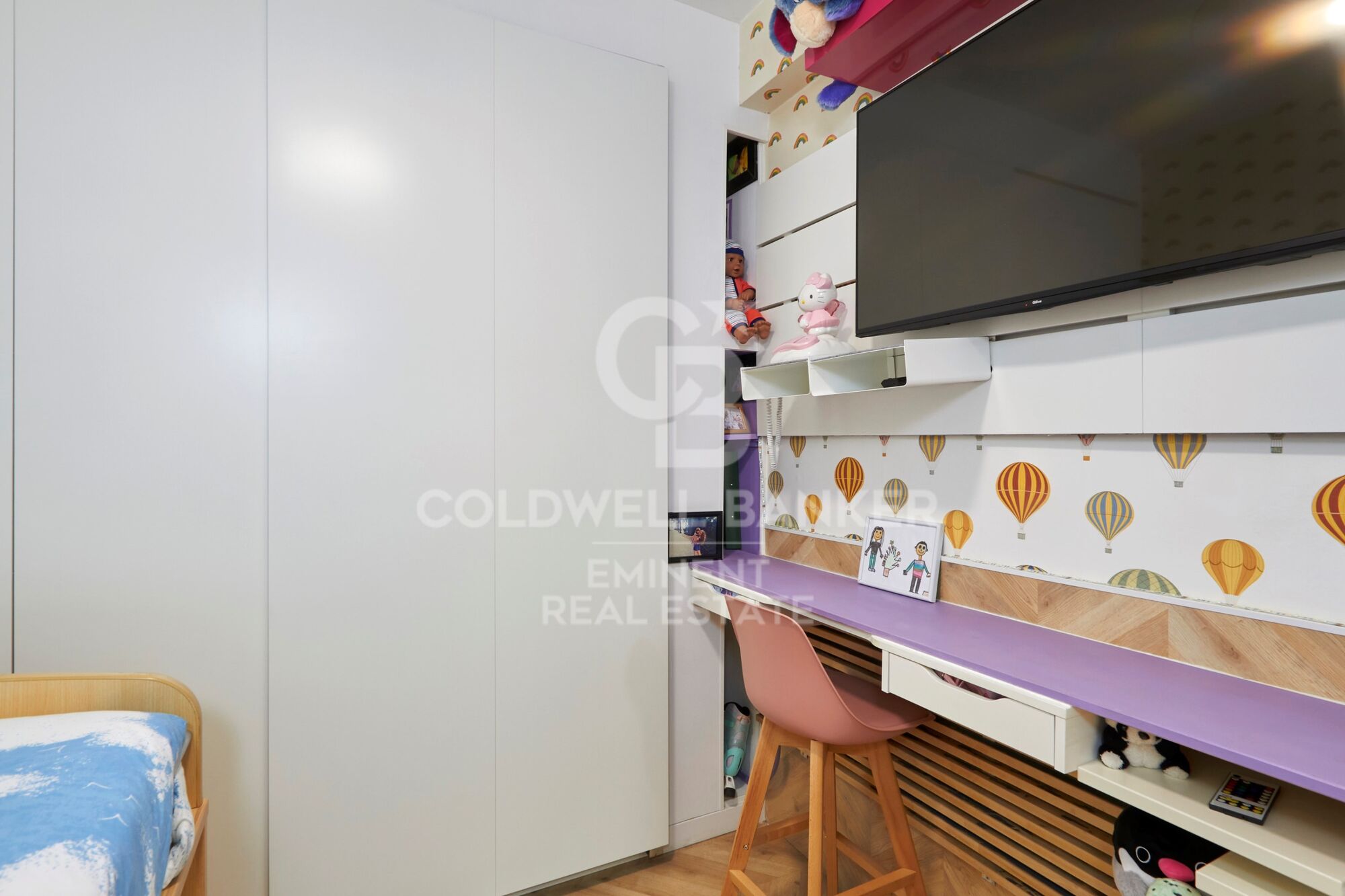 Contemporary luxury next to the Sagrada Familia: design, light, and private terrace.