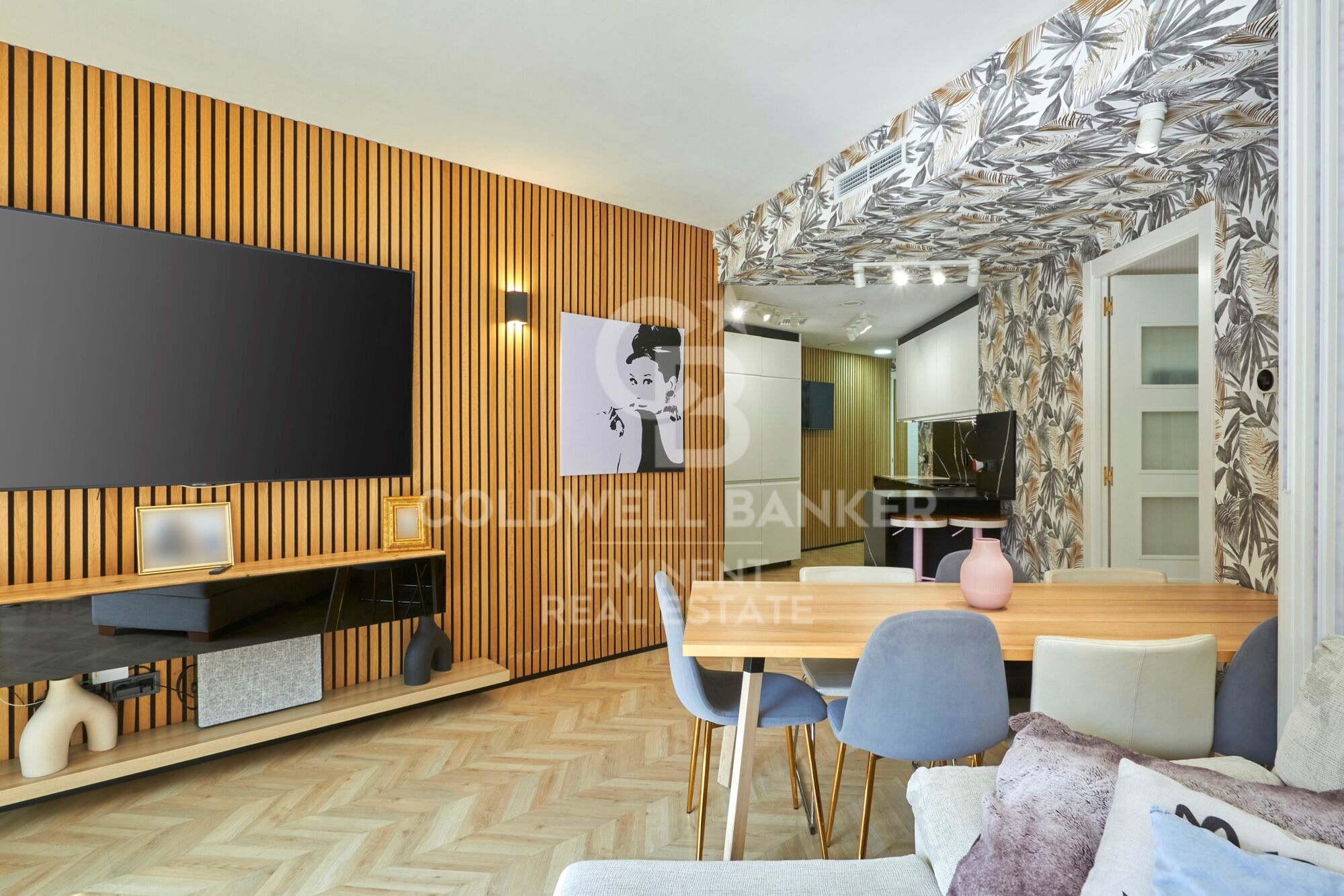 Contemporary luxury next to the Sagrada Familia: design, light, and private terrace.