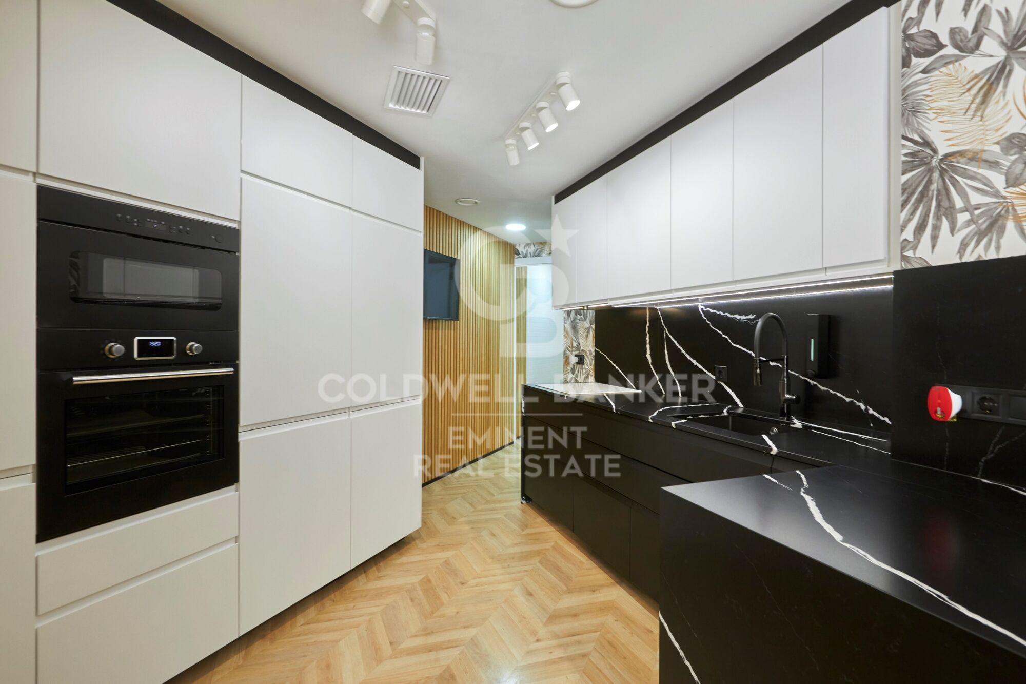 Contemporary luxury next to the Sagrada Familia: design, light, and private terrace.