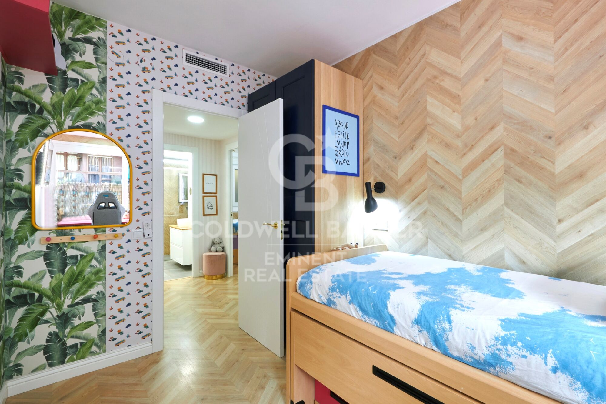 Contemporary luxury next to the Sagrada Familia: design, light, and private terrace.