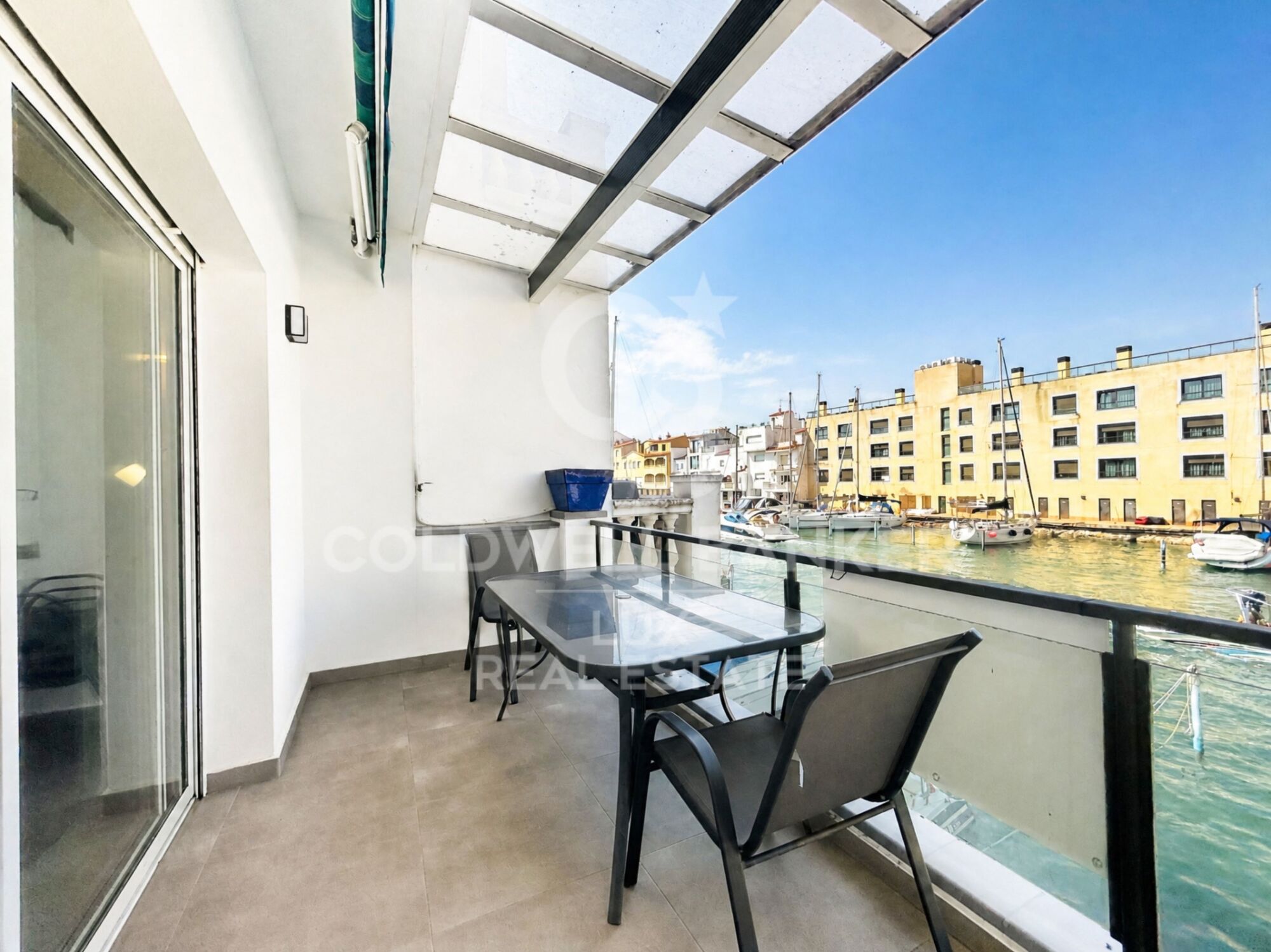 Haus mit einem 12 x 4 m großen Liegeplatz, 500 m vom Meer entfernt, Empuriabrava