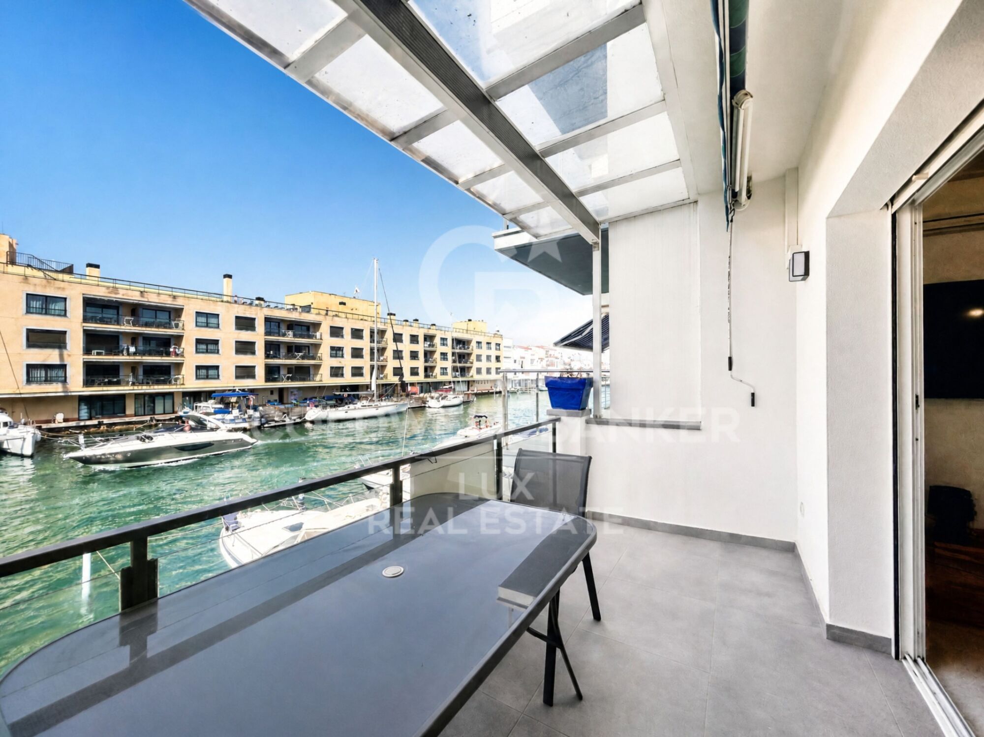 Haus mit einem 12 x 4 m großen Liegeplatz, 500 m vom Meer entfernt, Empuriabrava