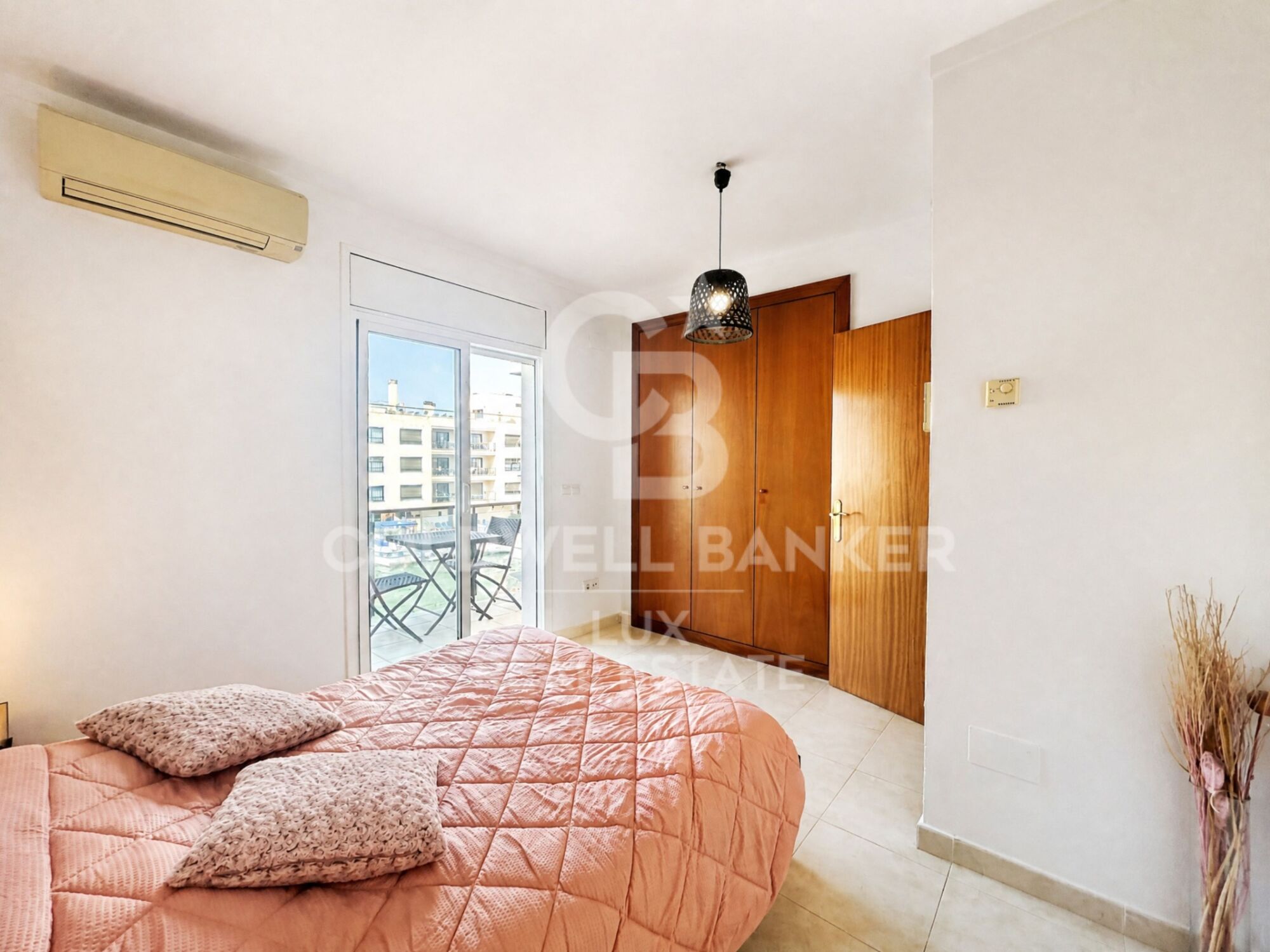 House with a 12x4.6m mooring, 500m from the sea, Empuriabrava
