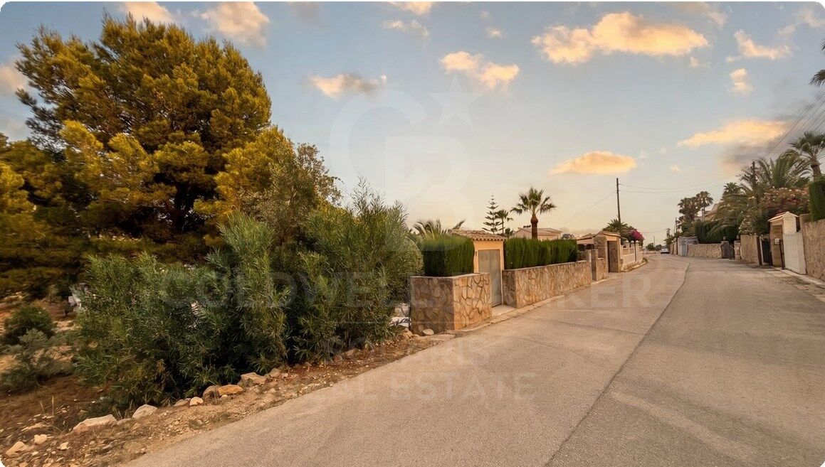 Exklusives städtisches Grundstück für eine Luxusvilla in Benissa Costa, nur wenige Minuten vom Meer entfernt