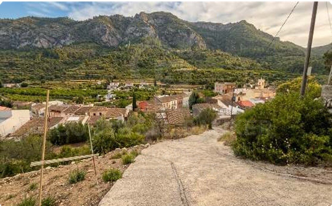 Excellent investment opportunity: urban plot of 1,077 m² in the heart of the Vall de Pop