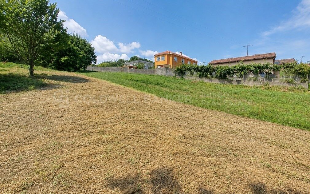 Suelo Urbano de 5.444 m2 en Rías Baixas con Vistas al Mar