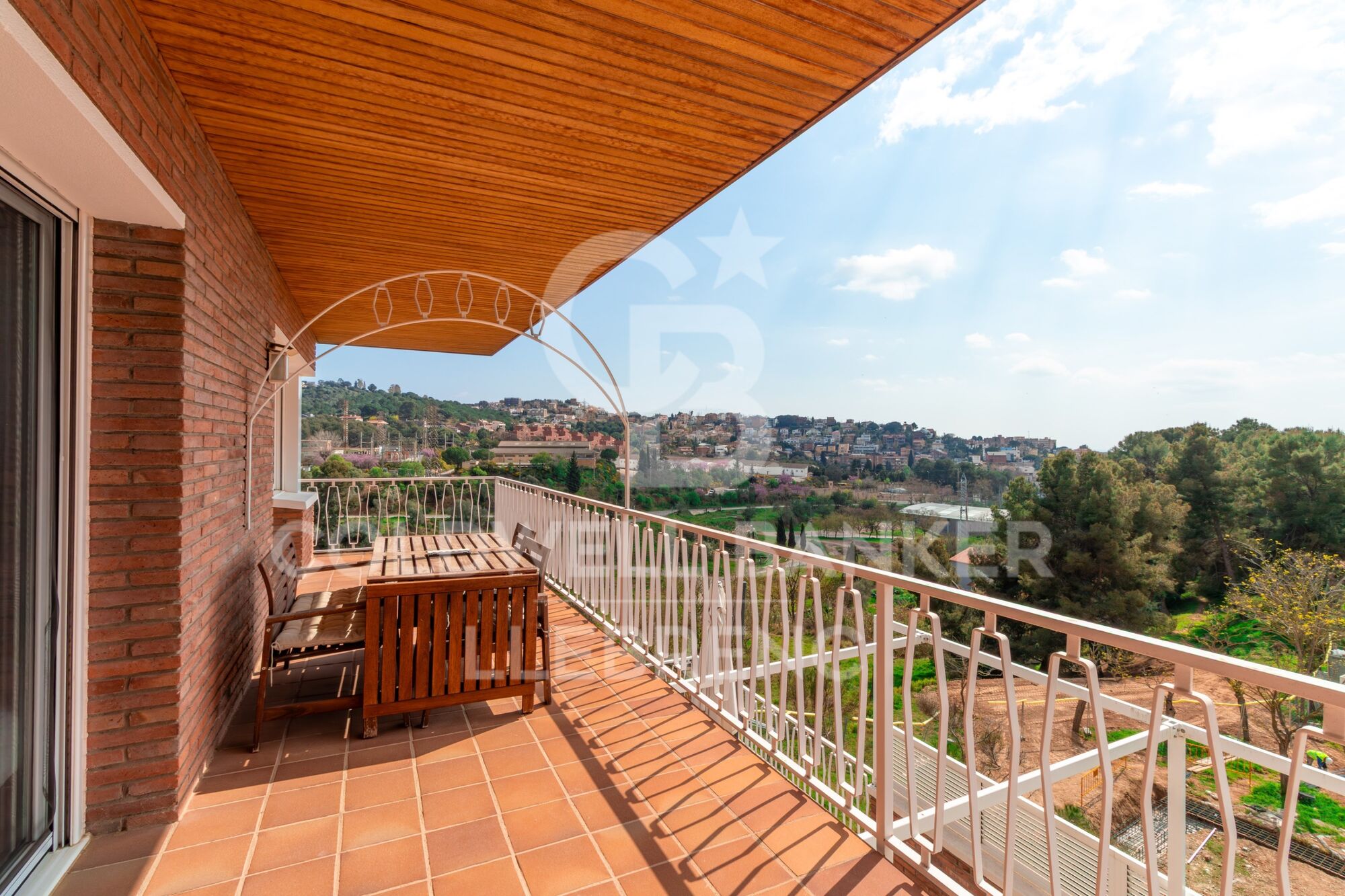 Casa unifamiliar con piscina, jardín y amplias terrazas en venta en La Plana - Bellsoleig