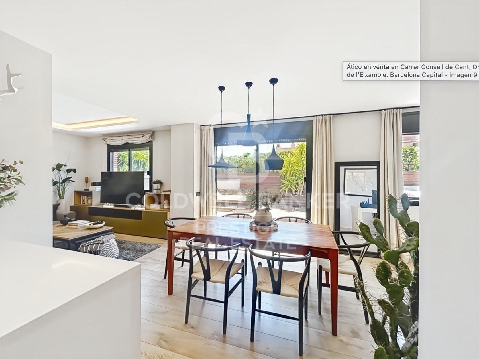 Penthouse with a terrace at living-room level and a Jacuzzi. Eixample Derecho.
