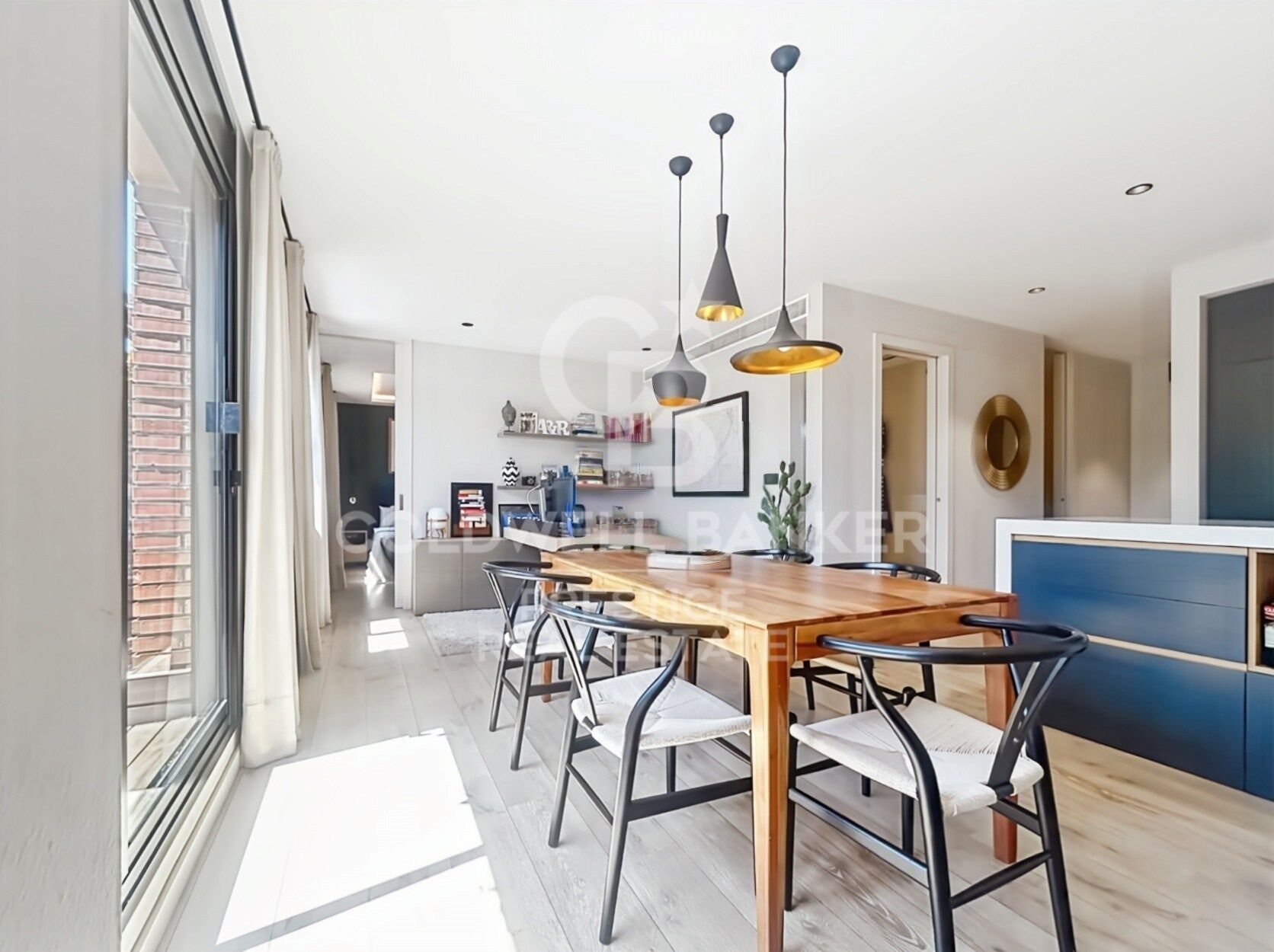 Penthouse with a terrace at living-room level and a Jacuzzi. Eixample Derecho.