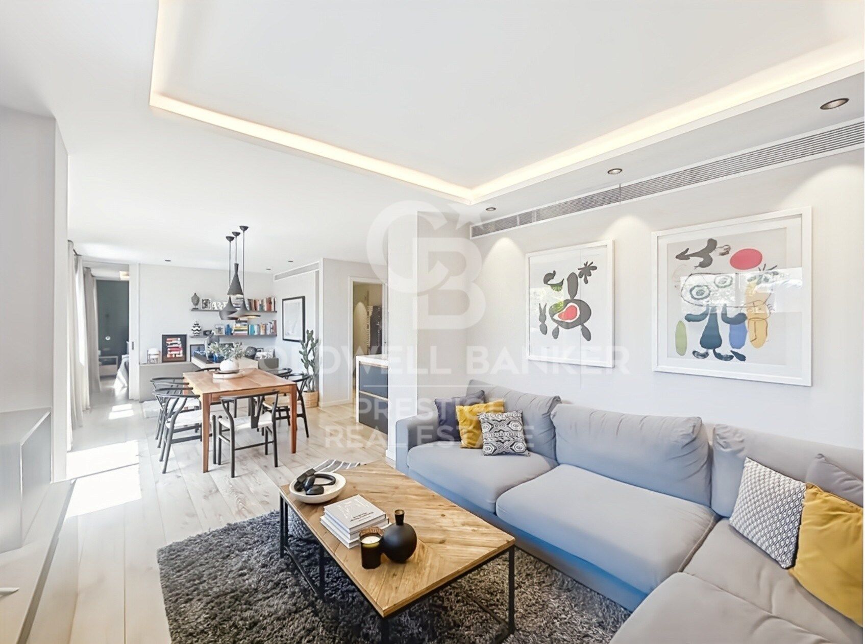 Penthouse with a terrace at living-room level and a Jacuzzi. Eixample Derecho.