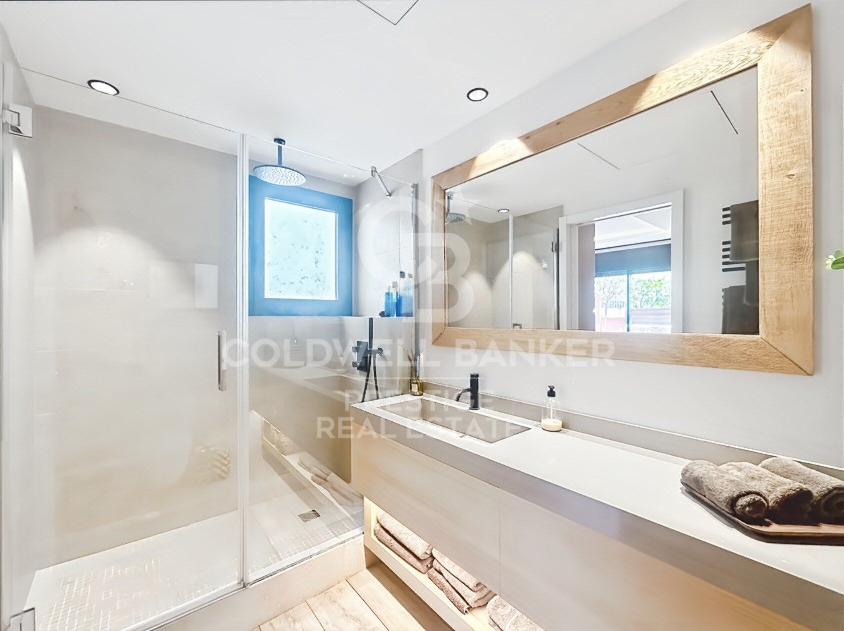 Penthouse with a terrace at living-room level and a Jacuzzi. Eixample Derecho.