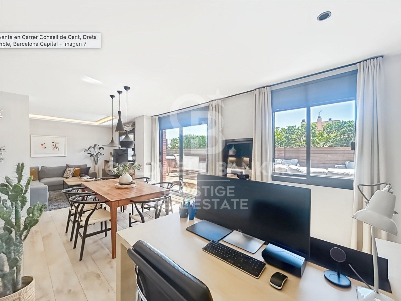 Penthouse with a terrace at living-room level and a Jacuzzi. Eixample Derecho.