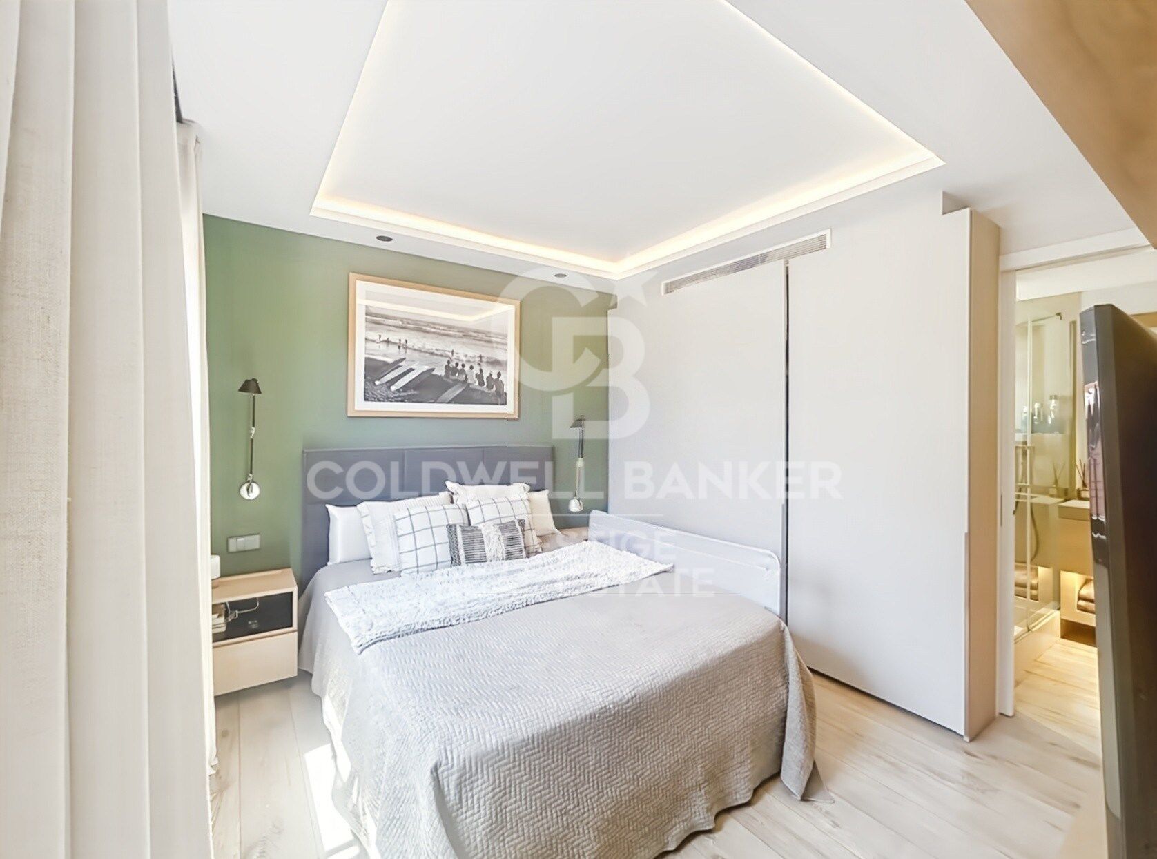 Penthouse with a terrace at living-room level and a Jacuzzi. Eixample Derecho.