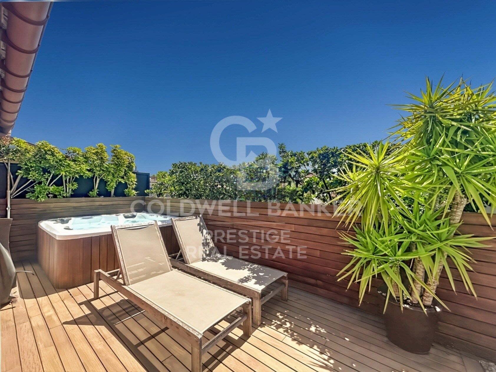 Ático con terraza a nivel de salón y jacuzzi . Eixample Derecho