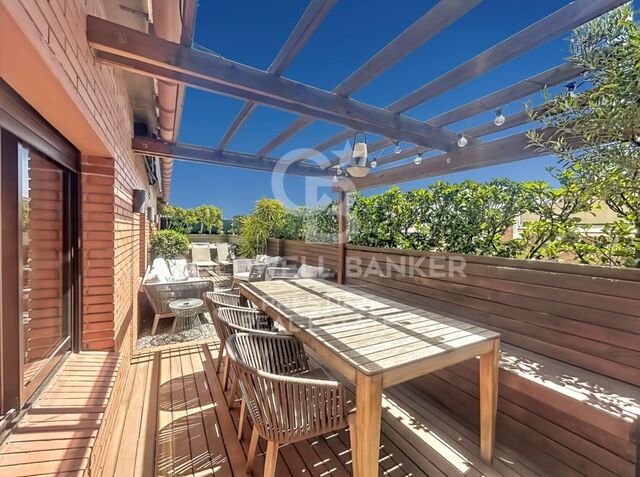 Penthouse with a terrace at living-room level and a Jacuzzi. Eixample Derecho.