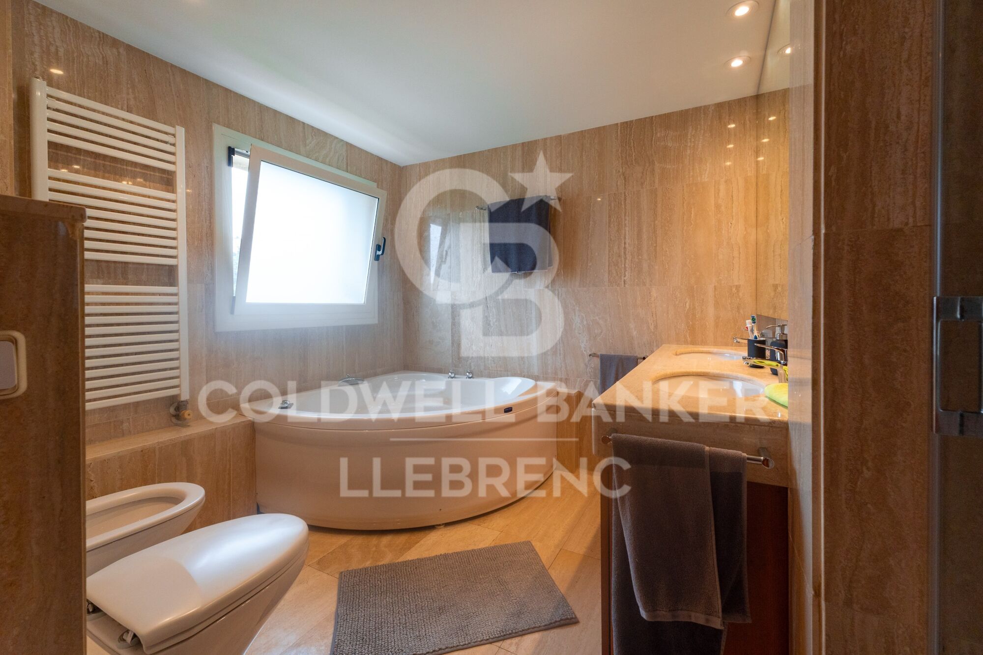Espectacular casa en venta y alquiler en Vallvidrera con jardín y piscina