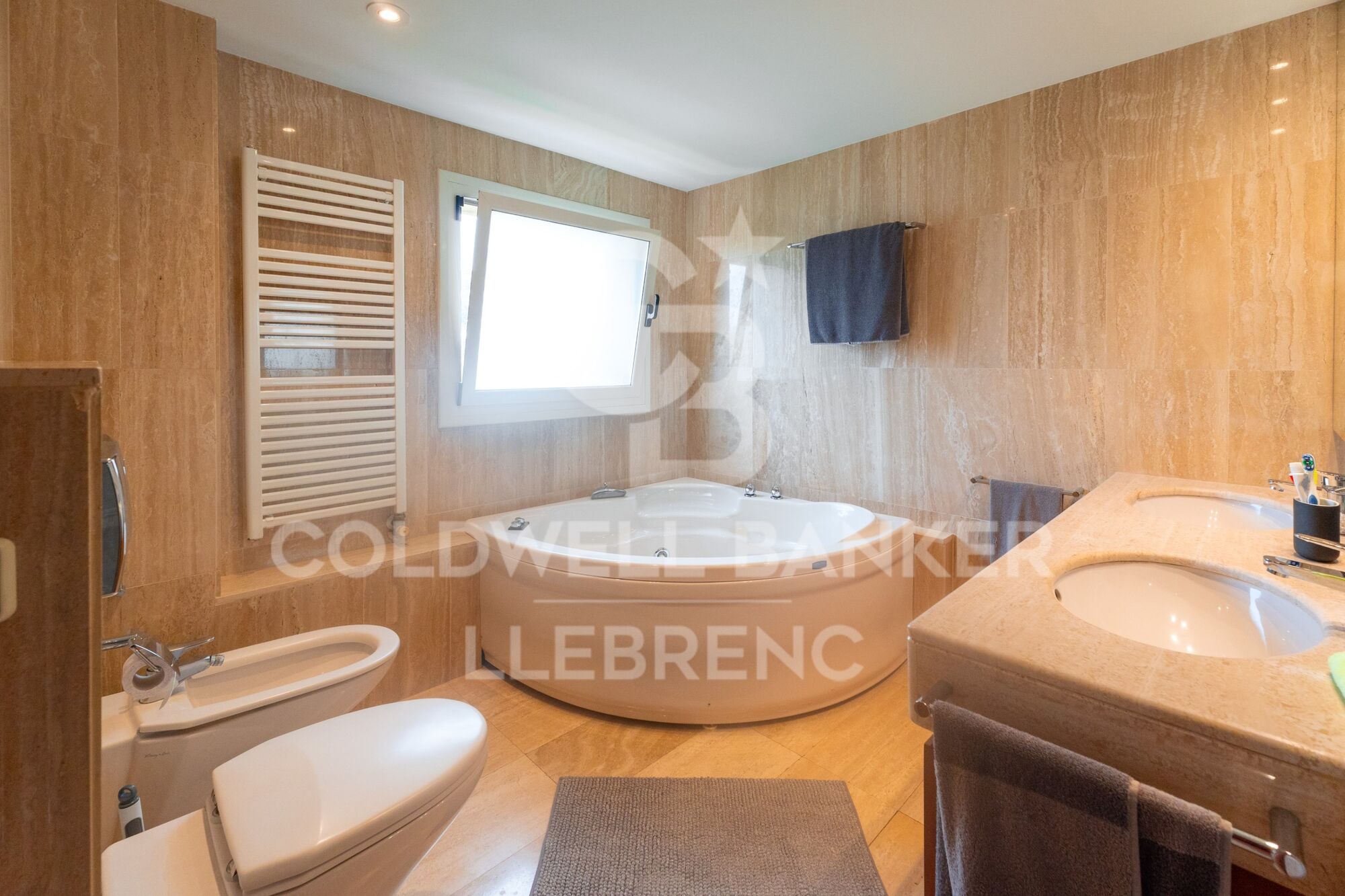 Espectacular casa en venta y alquiler en Vallvidrera con jardín y piscina