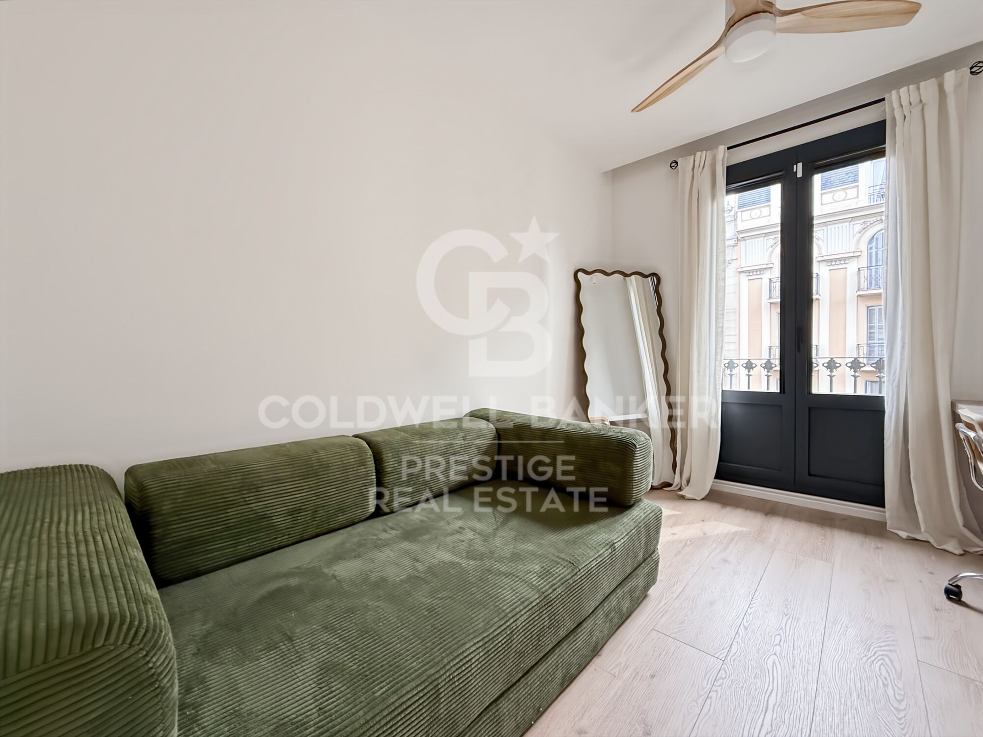 Piso reformado con terraza en Eixample Barcelona