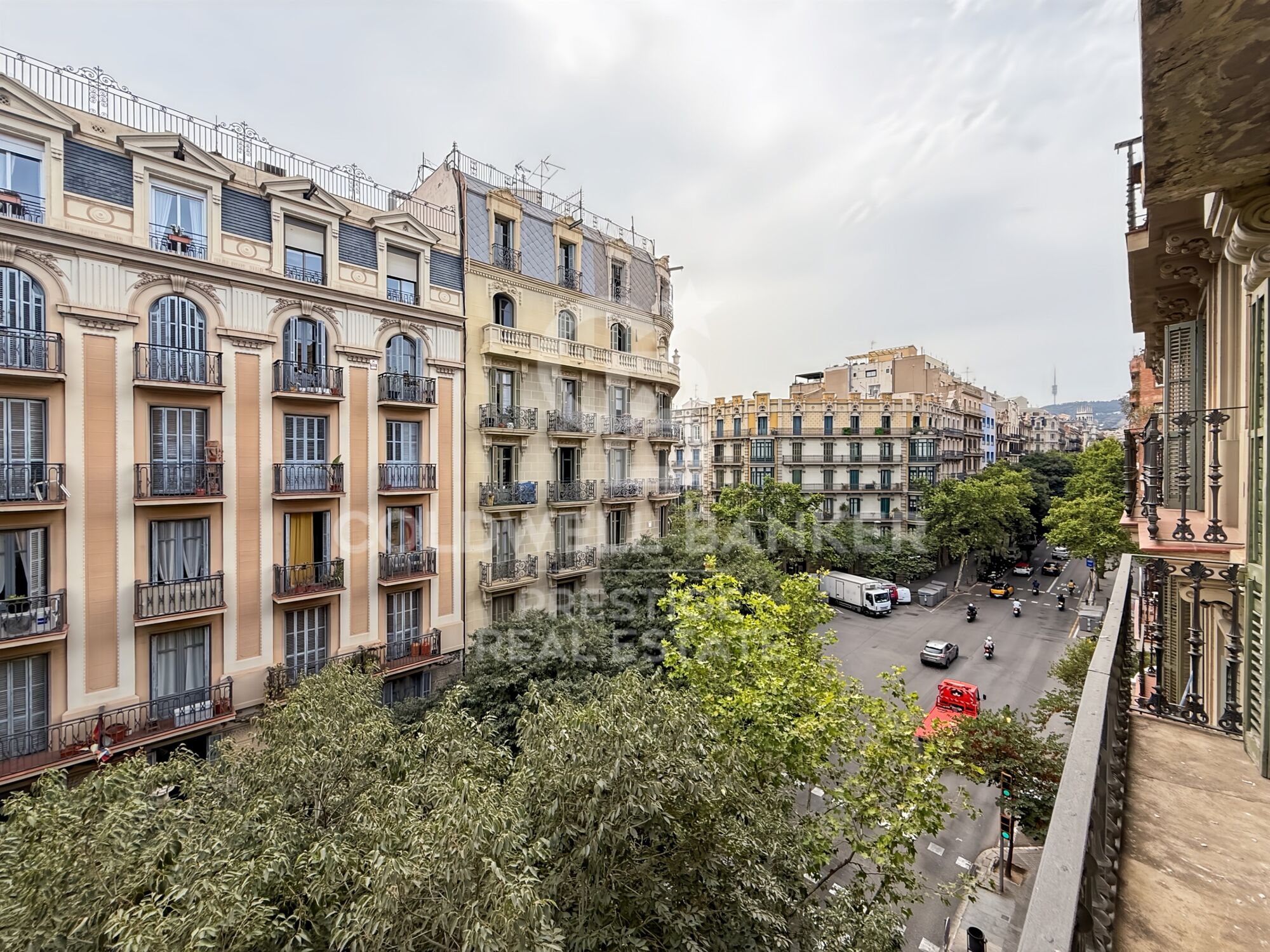 Piso reformado con terraza en Eixample Barcelona