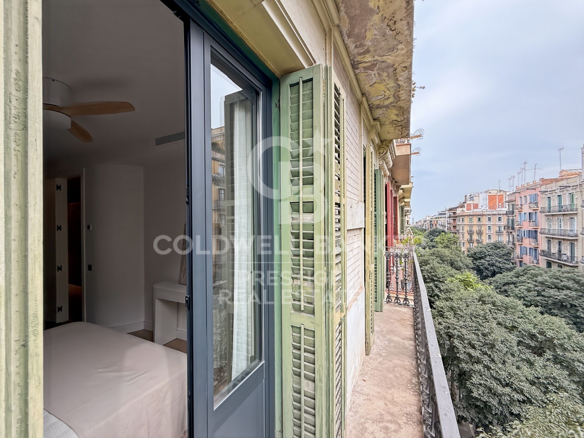 Piso reformado con terraza en Eixample Barcelona