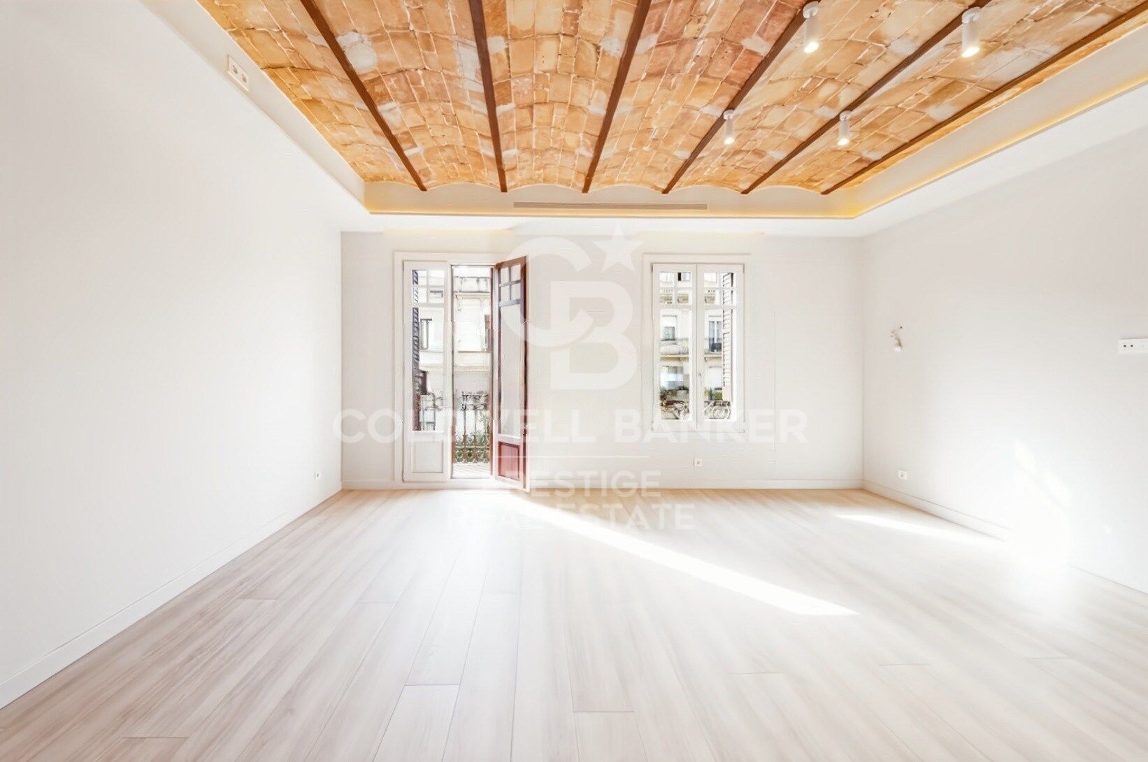 Elegant 140 sqm newly renovated home on the pedestrianized Consell de Cent street | Quadrat d'Or