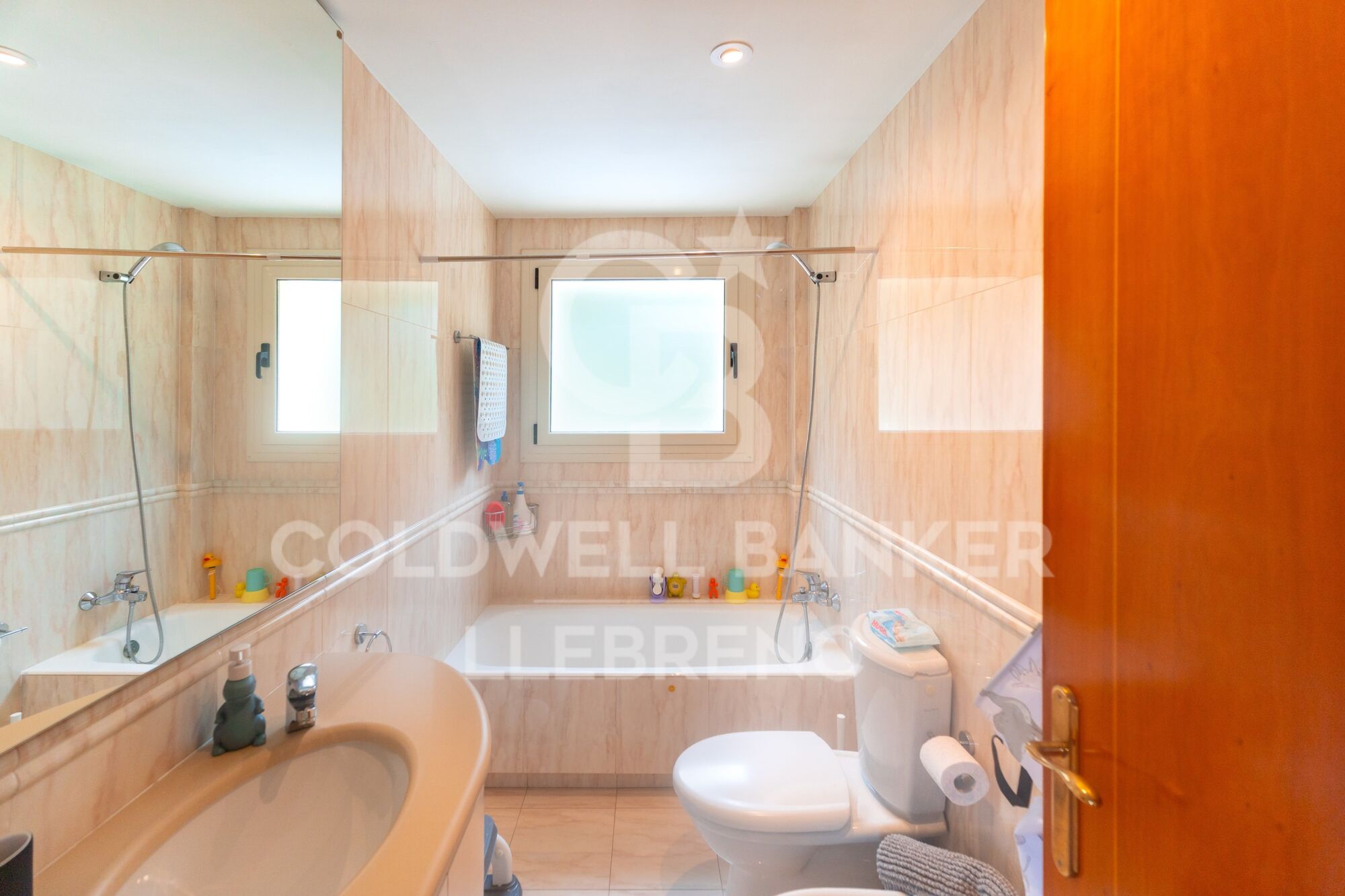 Espectacular casa en venta y alquiler en Vallvidrera con jardín y piscina